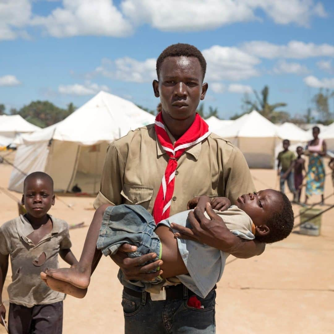 unicefさんのインスタグラム写真 - (unicefInstagram)「When #CycloneIdai swept through his home town in #Mozambique last month, Lúcio Carlos, 21, didn't hesitate to help. He's carrying five-year-old Luisa to treatment after suffering from fever and vomiting. "Our greatest value is life. We are here for everyone who has suffered from the cyclone," says Lúcio, a member of the Mozambique Scout League. We are on the ground, working with partner organisations and volunteers like Lúcio to reach 1.6 million children in need of assistance across the region. @unicef_mozambique © UNICEF/UN0297925/Oatway」4月18日 21時55分 - unicef