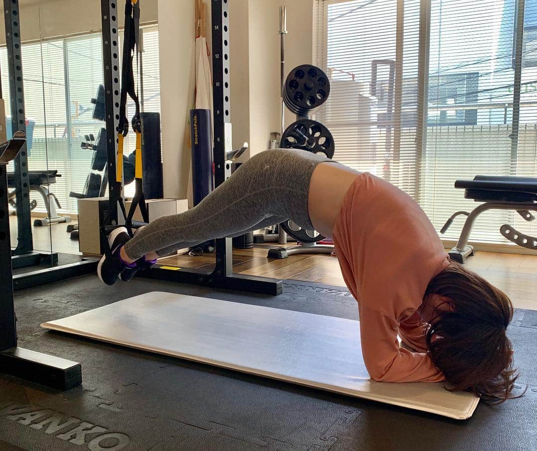 まつだみらいさんのインスタグラム写真 - (まつだみらいInstagram)「. personal training の良さ、 1回2回じゃ私はなかなかわからなかった。 今で4ヶ月、少しづつ良さがわかってきた気がする😊 自分の体なのに、 どこを鍛えて、どこを緩めるかは目からウロコのことばかり。 . 毎回家でできるトレーニングやストレッチを動画に撮ってもらって、忘れないようにしてる😊  あと、 予約してると、 私のために90分スケジュール空けてくださっていると思うと、 簡単にキャンセルしようとは思えないのが自分に甘い私には合っている。😂 . 脚のむくみがだいぶ取れてきたとトレーナーさんに言っていただき、モチベーションもup😊 . いつまでも沢山働いて沢山あそびたいから、がんばります💪🏻💪🏻💪🏻」4月18日 21時55分 - mira0911