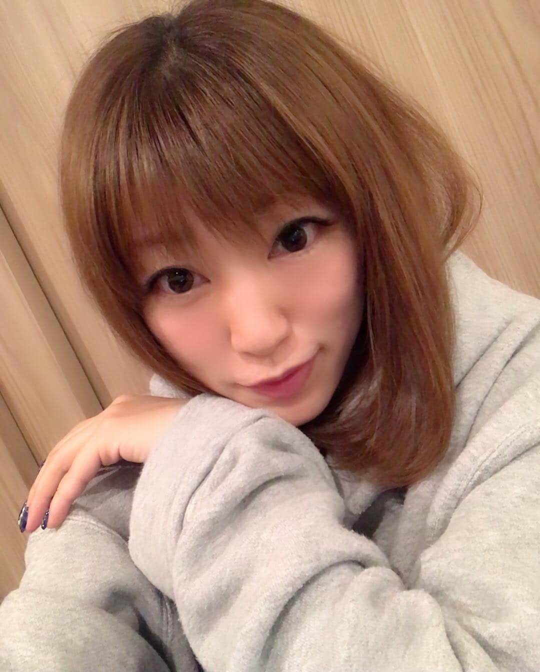 矢代梢さんのインスタグラム写真 - (矢代梢Instagram)「目良くなりました🙋‍♀️ 今日はお仕事の後マツエクメンテ行ってきたよ まつ毛フサフサ🤗 あと前髪が伸びてちょっと邪魔だったからカットしてもらったの いつもマツエクしてくれてる方が元美容師さんでたまにお願いしてるんだ🥺💙💙 視界良好👀いい感じ🎶 #マツエク #メンテナンス #メンテナンスday #quickeyes #恵比寿 #前髪カット #視界良好 #👀」4月18日 22時05分 - kozue_yashiro