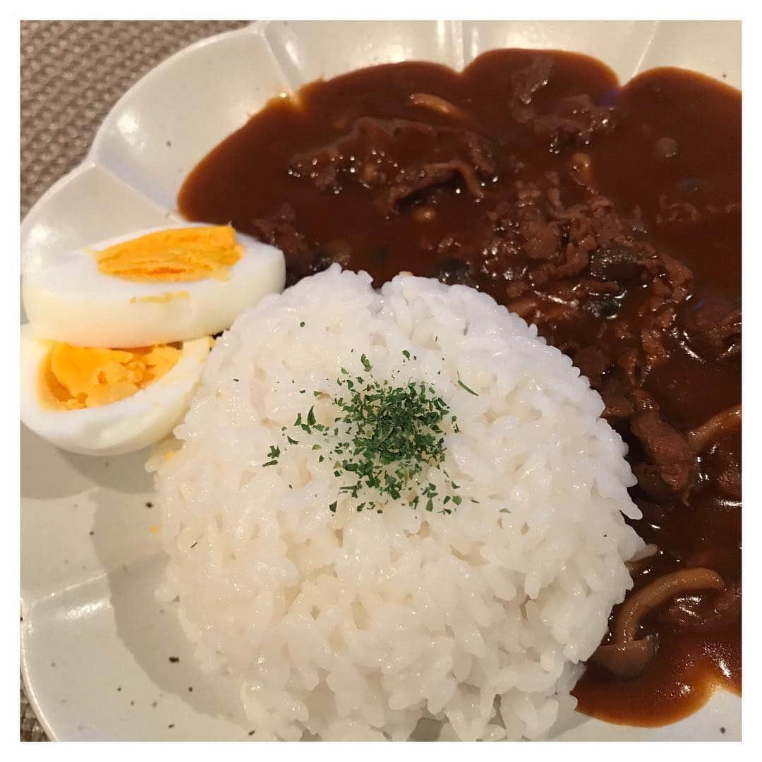 金城茉奈さんのインスタグラム写真 - (金城茉奈Instagram)「みなさんこんばんは。 今日の夜ご飯は、 久しぶりにハヤシライスを作りました🍽 隠し味にチョコをちょこっと。 うん。もっと料理頑張らなければ…！ #ハヤシライス#晩ご飯#cooking#料理#今日もお疲れさまでした」4月18日 22時05分 - mn75aa