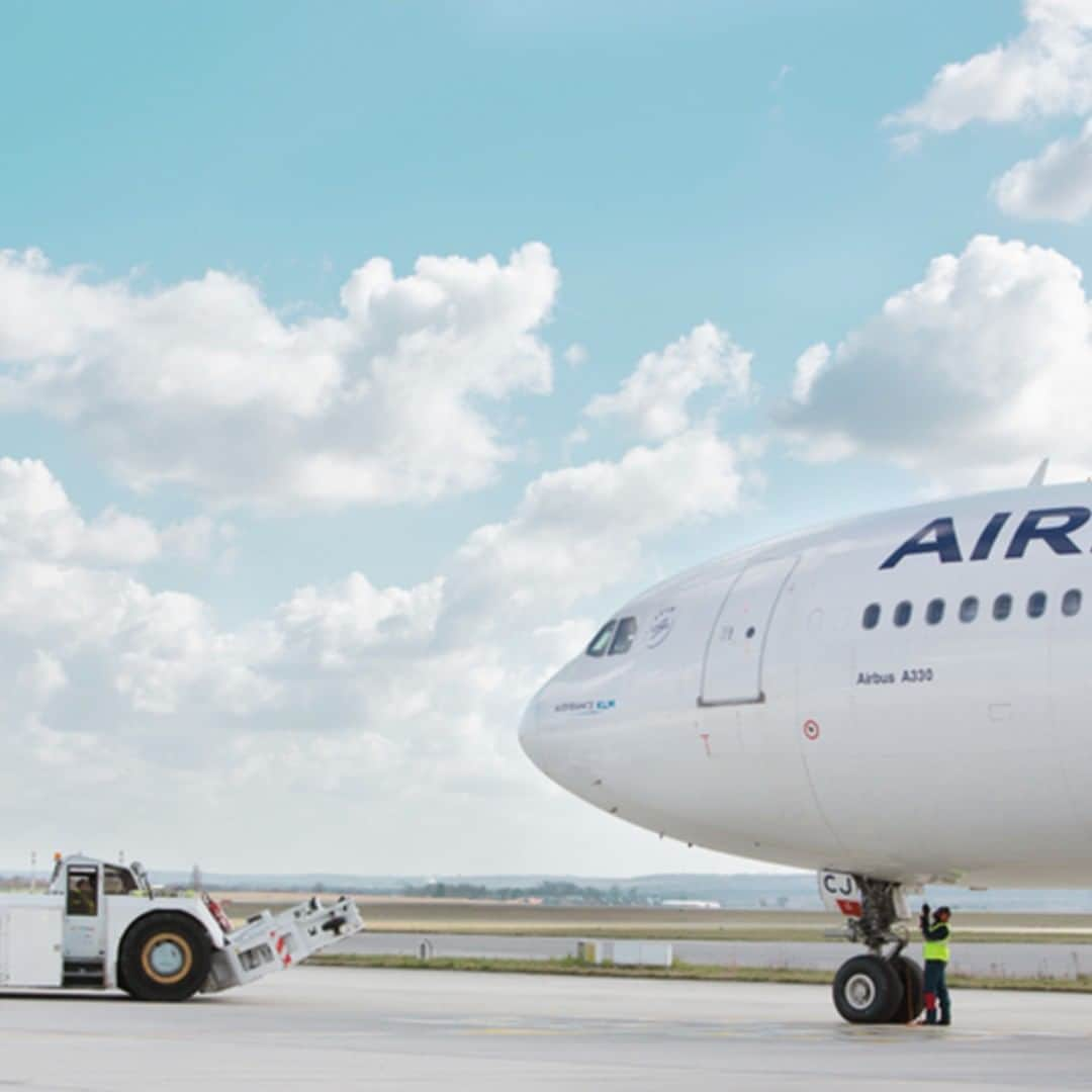 エールフランスさんのインスタグラム写真 - (エールフランスInstagram)「Do you recognize this plane?  Reconnaissez-vous cet avion ? #airfrance #franceisintheair  #AirFrance #avgeek #photo #Aircraft #bluesky #plane #flight #airport」4月18日 22時00分 - airfrance