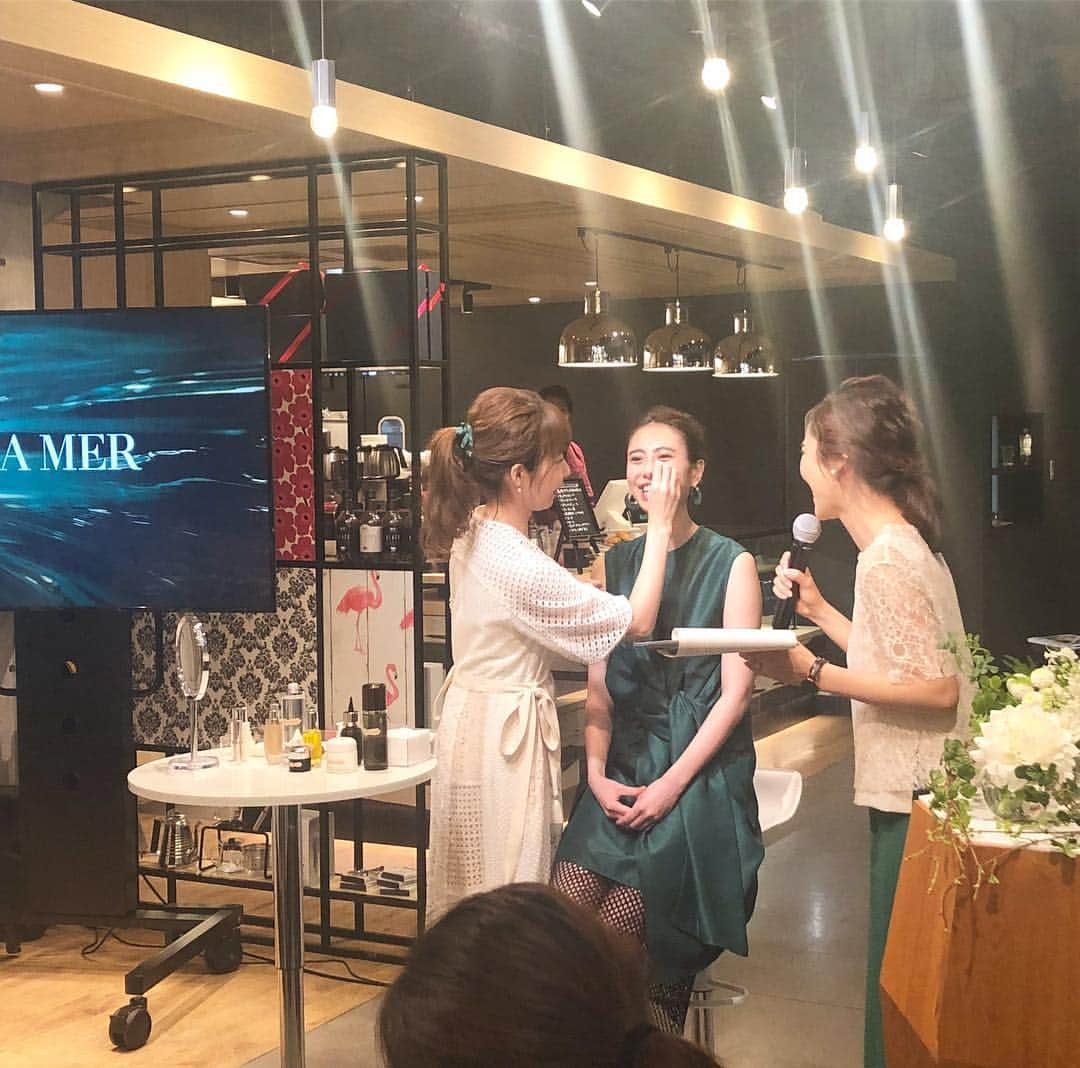 小川りかこさんのインスタグラム写真 - (小川りかこInstagram)「✨美的カフェ×DE LA MER✨ 20代の頃から知っている里帆ちゃん @takahashi.riho と巴瑞季ちゃん @hazukitsuchiya と♪ 楽しく進行させて頂きました☺️ 憧れのDE LA MERの、ミクソロジーという考え方！ ザ・コンセントレートとファンデーションを組み合わせて、毛穴レス肌やツヤ肌をご提案🍀 やっぱりツヤ肌が好き♡  #美的カフェ#美的#biteki#ドゥラメール#DELAMER#スキンケア#美容#beauty#instabeauty#ミクソロジー #skincare#ミカフェート#micafeto」4月18日 22時04分 - rikakoogawa