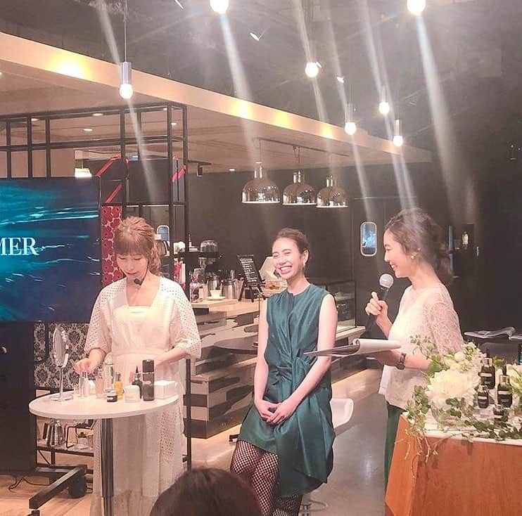 小川りかこさんのインスタグラム写真 - (小川りかこInstagram)「✨美的カフェ×DE LA MER✨ 20代の頃から知っている里帆ちゃん @takahashi.riho と巴瑞季ちゃん @hazukitsuchiya と♪ 楽しく進行させて頂きました☺️ 憧れのDE LA MERの、ミクソロジーという考え方！ ザ・コンセントレートとファンデーションを組み合わせて、毛穴レス肌やツヤ肌をご提案🍀 やっぱりツヤ肌が好き♡  #美的カフェ#美的#biteki#ドゥラメール#DELAMER#スキンケア#美容#beauty#instabeauty#ミクソロジー #skincare#ミカフェート#micafeto」4月18日 22時04分 - rikakoogawa