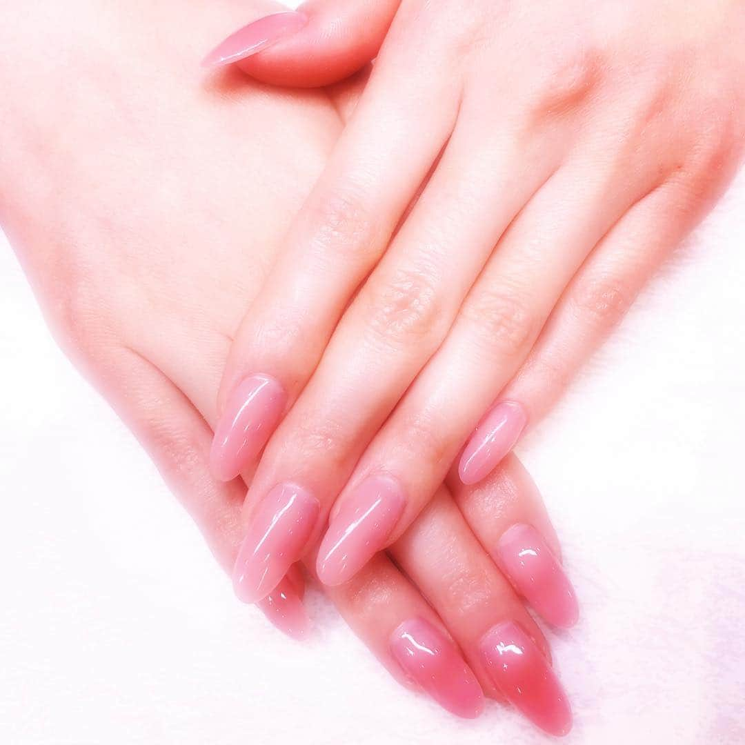 真野ゆりあさんのインスタグラム写真 - (真野ゆりあInstagram)「. ‪new nail💅💎✨ . THE シンプル！ . 色も春っぽくて可愛い🌸 . #にゅーねいる💅💞 #スカルプ  #シンプルネイル  #春ネイル  #可愛い  #指が綺麗に見える色  #お気に入り」4月18日 22時14分 - mano_yuria