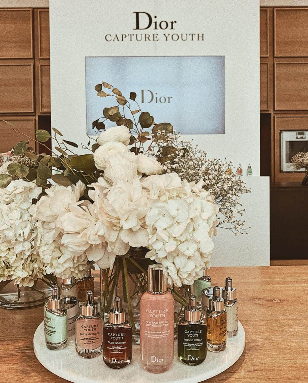 来夏さんのインスタグラム写真 - (来夏Instagram)「#💐 @diorskincare  Dior Capture Youth カウンセリング イベントで 肌診断してもらいました👩🏽‍⚕️ _ 悩みも聞いていただき 気になるたるみに LIFT SCULPTOR🌱 潤いをキープしてくれる INTENSE RESCUE🌱 これからヨガイベントなどでも 太陽の下にいることが多かったり 敏感肌で赤みがでやすいので REDNESS SOOTHER を 選んでいただきました🌱✨ _ パパイヤ酵素で肌を整えてくれるローションに加えて 選んでいただいた美容液のおかげで お肌のみずみずしさと ひきあがりが一目瞭然でした✨  夏にむけてしっかりとケアしていこう⛱ #dior #ディオール #captureyouth #カプチュールユース」4月18日 22時08分 - rairairaika