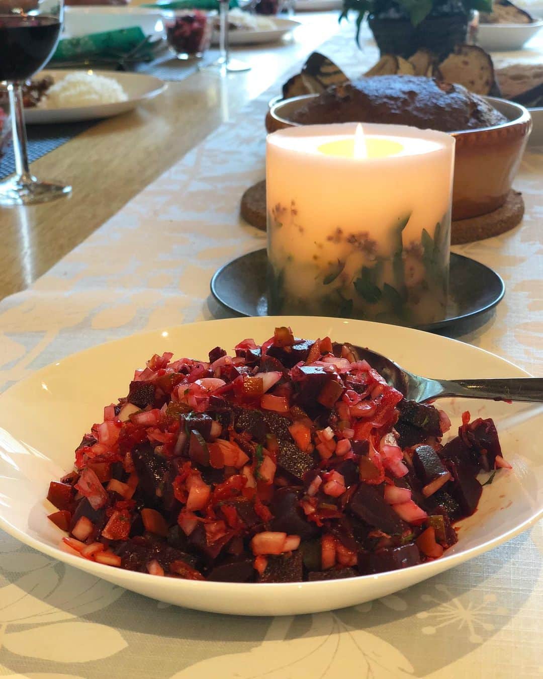 ヤミーさんのインスタグラム写真 - (ヤミーInstagram)「勝手にビーツ普及委員としては、ずっとやりたかったメニュー。 ロシアのビーツのサラダ“ヴィネグレット”。 保存食材でできる、混ぜて完成！な、簡単バージョンレシピでレッスンしています。 #ヤミー #料理教室 #世界の料理 #worldcuisine #ロシア料理 #ビーツ #ヴィネグレット #beetroot #tablebeet  #ヤミーズクッキングスタジオ #yummyscookingstudio @kurauma  クロスは @egao_baldric  キャンドルは @nayuno.116」4月18日 22時09分 - ym_3stepcooking