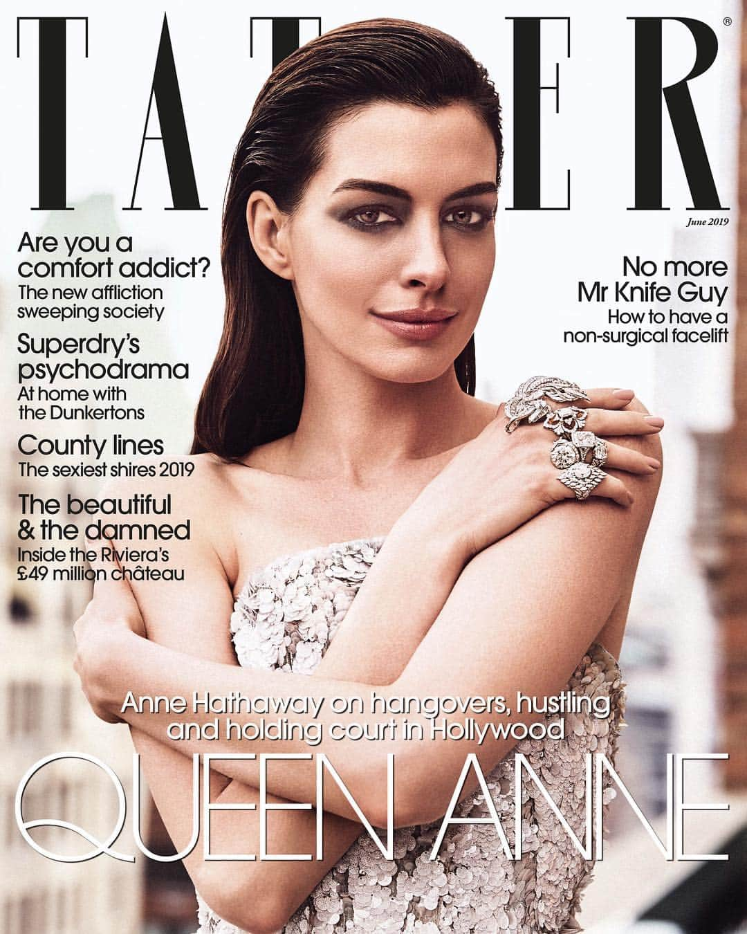 Just Jaredさんのインスタグラム写真 - (Just JaredInstagram)「@annehathaway is on the cover of @tatlermagazine and in the issue, she’s revealing why she quit being a vegan while out to dinner with Matt Damon. Click the LINK IN BIO to find out what happened.」4月18日 22時10分 - justjared