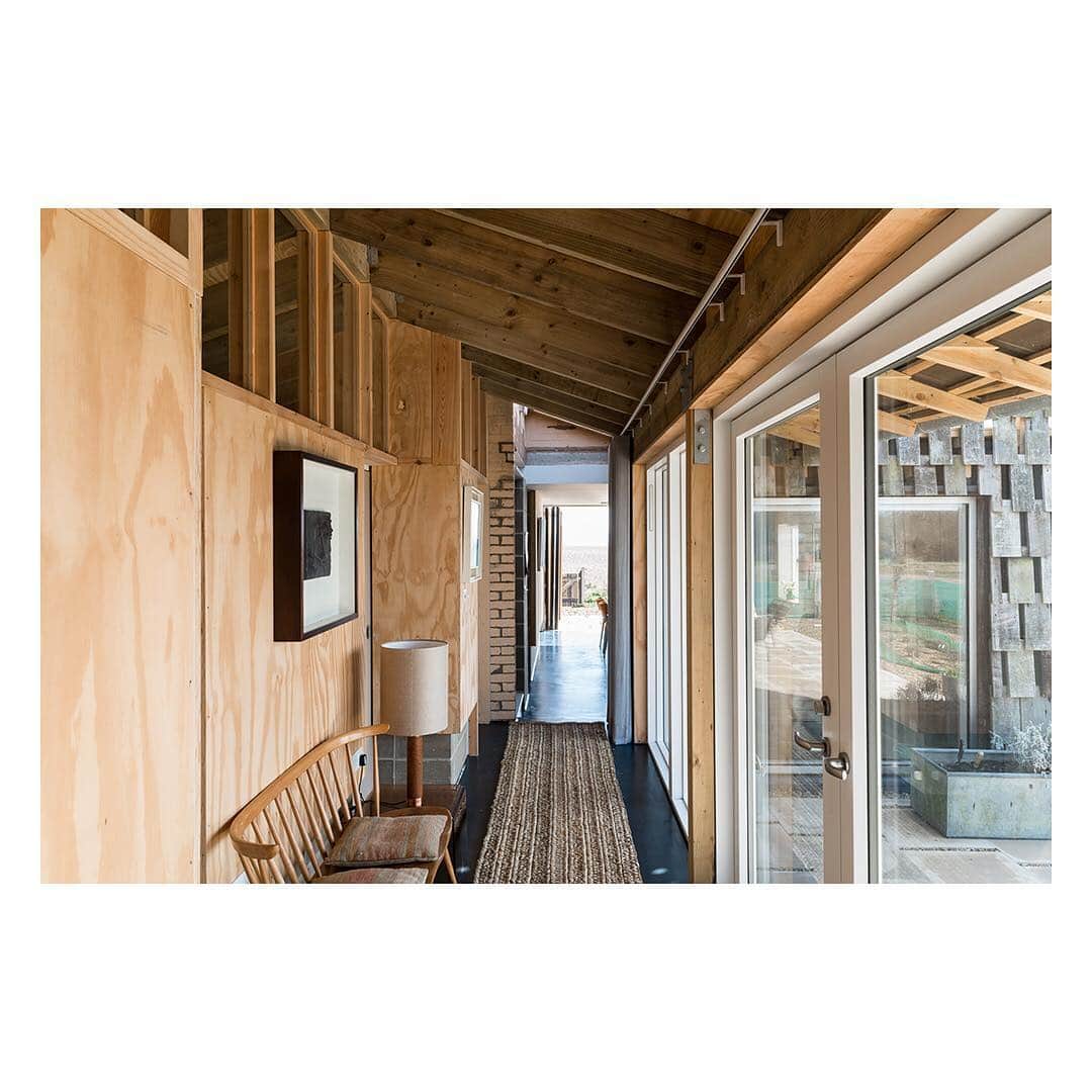 The Modern Houseさんのインスタグラム写真 - (The Modern HouseInstagram)「Need help choosing an architect? We have put together five key questions to consider. Read the full feature in our bio.  #architecture #renovating #themodernhouse」4月18日 22時10分 - themodernhouse