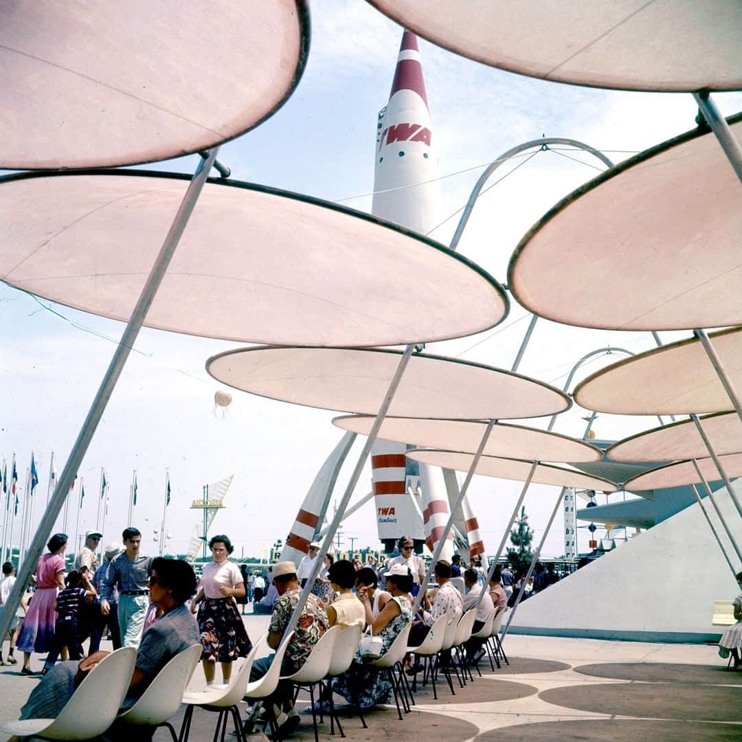 lifeさんのインスタグラム写真 - (lifeInstagram)「People resting by the TWA rocket at Disneyland in Anaheim, California - 1955. (Loomis Dean—The LIFE Picture Collection/Getty Images) #Disney #Disneyland #TBT」4月18日 22時11分 - life