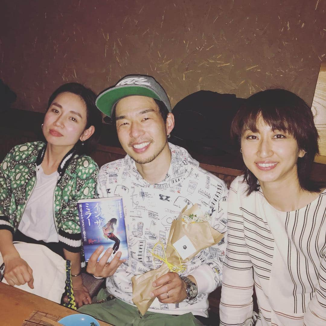 Ms.OOJAさんのインスタグラム写真 - (Ms.OOJAInstagram)「地元の大親友とHOMEMADE家族のKUROちゃん。二人ともかれこれ20年くらいの仲。 . . 東京でまた会える不思議。 . . 全てをさらけ出せる仲間。夜中の3時、寝落ちしてたり（親友）眠くて白目剥いてても（KUROちゃん）話を聞いてくれる仲間達。 . ありがとう。愛してる。 . そんなKUROちゃんが書いてくれたインタビュー記事読んでね。 https://natalie.mu/music/pp/msooja03 . #msooja #homemade家族 #hmku #kuro #サミュエルサトシ #地元 #親友 #三重 #四日市 #名古屋」4月18日 22時11分 - msoojafaith