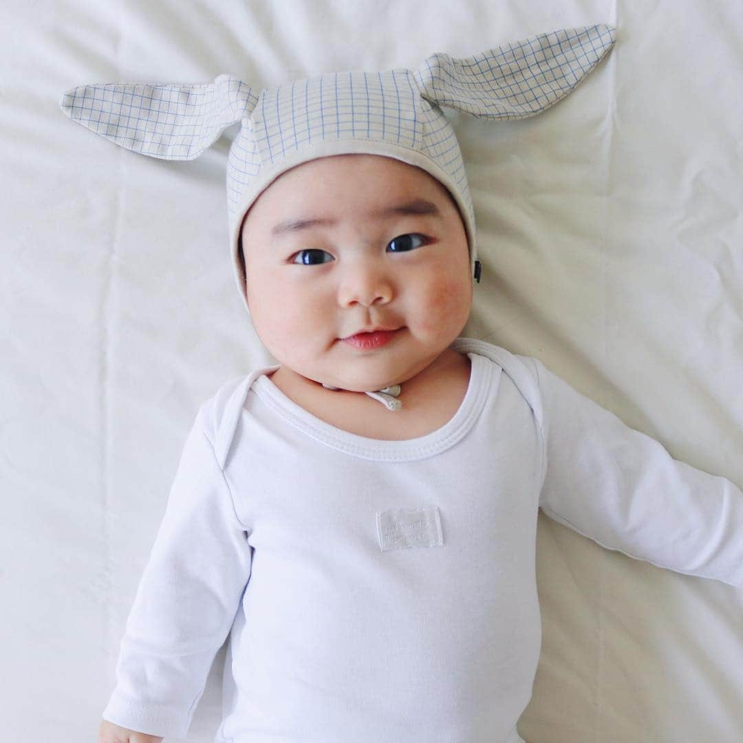 ギネス & ピムスさんのインスタグラム写真 - (ギネス & ピムスInstagram)「18/04/2019 Happy Thursday! ・ Nagi says, This is my first #easter ! I am the #easterbunny . I’m looking forward to the holidays. ・ ・ 明日から#イースター 休暇！ テンション上がって 凪くんクローゼットの中から、 うさぎさんボンネット出して ロンパース王子に被せてみました。笑 親バカ丸出しですけど 可愛すぎて連写したのでお付き合いください。笑 母丸のお気に入りは①と③ 旦那どんのお気に入りはなで肩の②だそうです。 ☝︎どうでもいい情報。笑 ・ 数日前についに寝返りをした凪くん。 これからもすくすく育っておくれ。 ・ ・ #生後4ヶ月 #4monthsold #babyboy #男の子ベビー #赤ちゃんと猫 #赤ちゃんのいる生活 #赤ちゃんのいる暮らし」4月18日 22時12分 - rina_takei