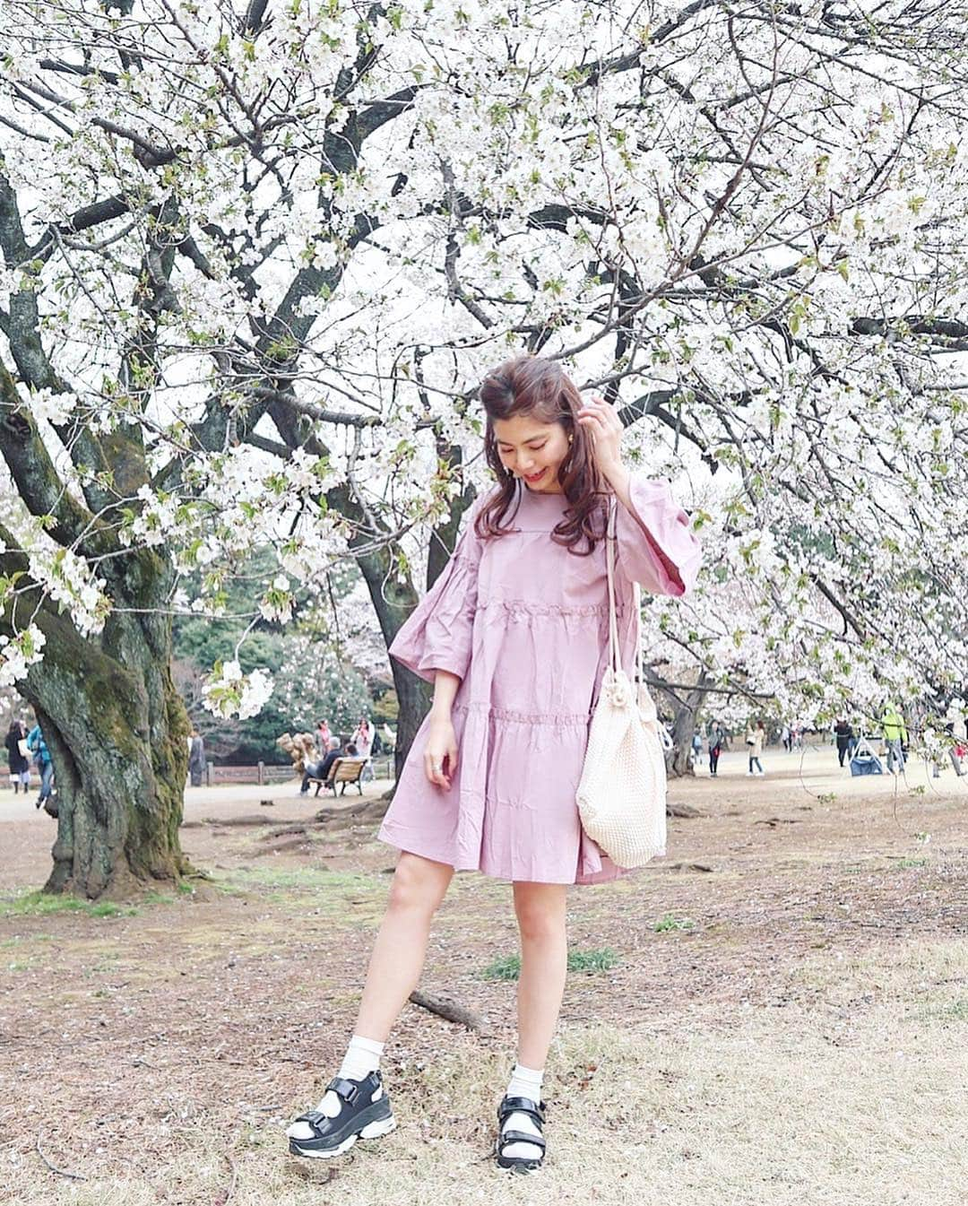 畑有里紗さんのインスタグラム写真 - (畑有里紗Instagram)「4月初めの新宿御苑にて🌸 白っぽいの桜の下で撮ったよ！ もういまは完全に葉っぱになって あと2週間もしたら平成が終わってるなんて早いな🍃 . 順番気に入らず再投稿ごめんなさい🙏 . #お花見#ピクニック#ミラーレス #新宿御苑#春コーデ#春服コーデ #code#ootd#envylook#ariicode #平成最後#平成最後の桜#プレ花嫁」4月18日 22時22分 - arii_m36