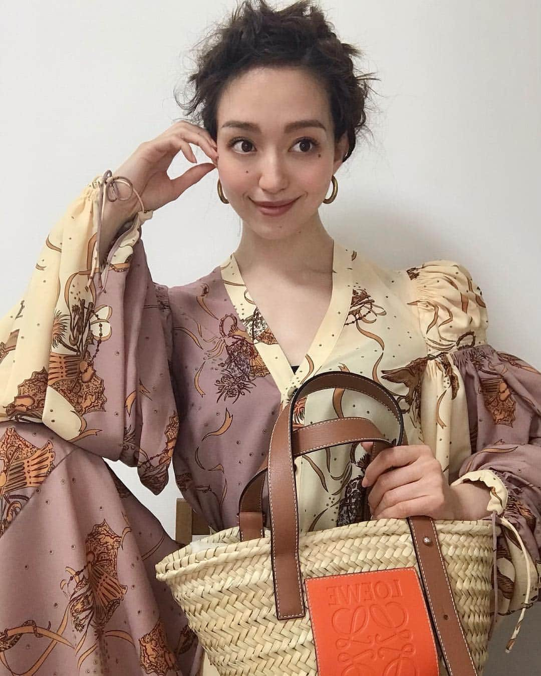 松島花さんのインスタグラム写真 - (松島花Instagram)「: LOEWEのパーティヘアメイクは @hiramotokeiichi さんにやってもらったよ🧡 私が伝えるイメージ以上にいつも素敵に仕上げて くれるのです😆👏🏻👏🏻👏🏻 いつも感謝です✨✨✨ ブランドのコンセプトやテーマをもとに ヘアメイクを考えるのって本当に楽しいな〜🎵🎵🎵 : #LOEWE #hairstyle #hairmake  #LOEWEpaulas #party #fashion」4月18日 22時23分 - hana_matsushima_official