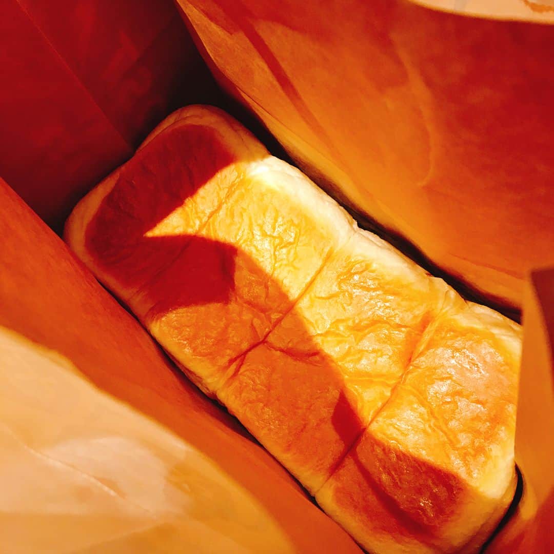 佐藤朱さんのインスタグラム写真 - (佐藤朱Instagram)「THE MOST BAKERY & COFFEE . 「純生」食パンがとても美味しいの🍞 焼き上がりに合わせて販売時間が何回かにわけられてるから焼きたてが買えるよ✨ 生乳ソフトもよかったらご一緒に〜🍦💛 #三井アウトレットパーク仙台港 #themostbakeryandcoffee #宮城」4月18日 22時29分 - akari_miyagi
