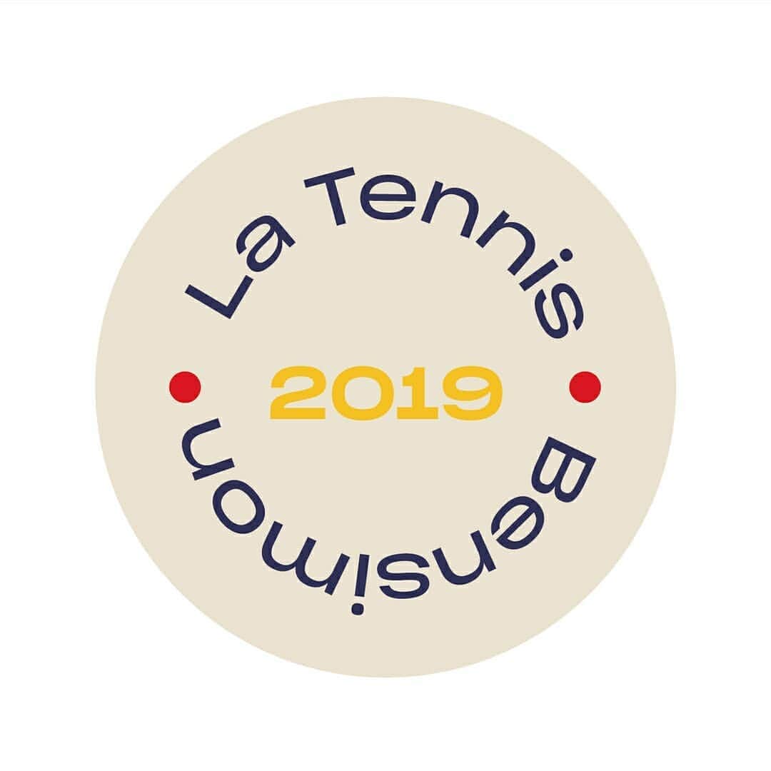 ベンシモンのインスタグラム：「- Du blanc à la couleur - C'est l'histoire d'une petite tennis en toile devenue grande, la tennis Bensimon qui célèbre cette année ses 40 ans ! Sortie tout droit d'un stock de tennis de gymnastique de l'armée, elle est réinventée par Serge Bensimon en 1979 et devient vitre un produit iconique du patrimoine de la mode française.  Découvrez son histoire à travers une rétrospective sur la marque du 18 avril au 18 mai 2019 > @joycegalleryparis 168 galerie de Valois, Paris 1」