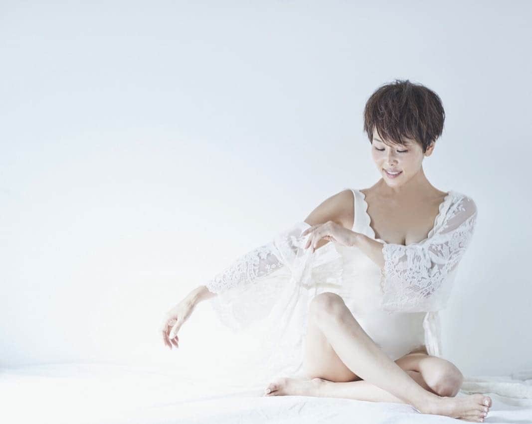 金子エミさんのインスタグラム写真 - (金子エミInstagram)「白っていいね…何色にも染まる♡🌈」4月18日 22時18分 - emikaneko1114