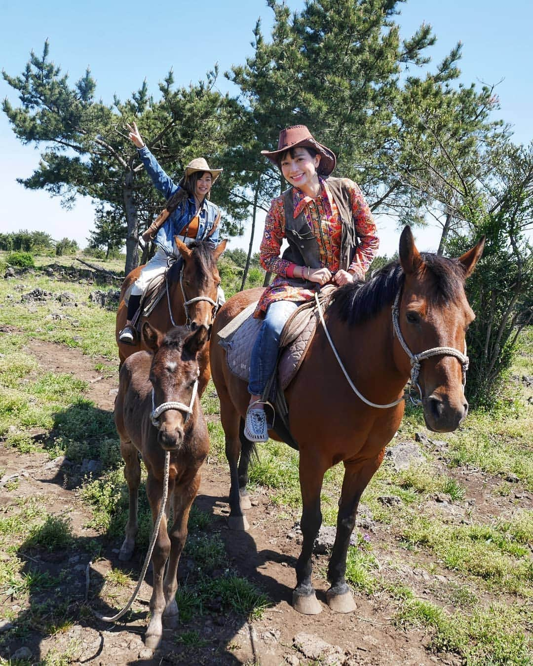 芳美リンさんのインスタグラム写真 - (芳美リンInstagram)「すでに帰宅していますが、もうしばし、船旅の投稿にお付き合い下さい☺  最後の寄港地、 #済州島  #済州　で#乗馬　 する夢が叶った♥  私の乗っている馬、お母さんらしく、子馬がずっとついてきて、きゅんきゅん✨  最後は本気で走る体験もしたんですが、 途中まで子馬を気にして全然走らないので、油断していたら突然スイッチ入って、全力疾走！ 「まーじーでーーー(@_@)」 と叫んでしまいまい、みんなに笑われてしまった。☺ それも良い思い出。  #ピースボート  #peaceboat #pbgramer #第三期船上インスタグラマー @peaceboat.cruise#済州 #旅したくなるフォト#旅行 #travelstagram #旅人 #lynn_trip #旅 #travelme#トラベラー  #旅好きな人と繋がりたい#海好きな人と繋がりたい #jeju#korea#horseriding#KEEN #キーン#여행 #여행스타그램 #여행스냅 #여행기록 #여행일기 #여행중독 #여행지추천 #한국여행」4月18日 22時21分 - lynn.lynn5