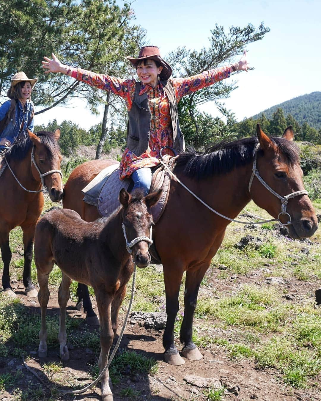 芳美リンさんのインスタグラム写真 - (芳美リンInstagram)「すでに帰宅していますが、もうしばし、船旅の投稿にお付き合い下さい☺  最後の寄港地、 #済州島  #済州　で#乗馬　 する夢が叶った♥  私の乗っている馬、お母さんらしく、子馬がずっとついてきて、きゅんきゅん✨  最後は本気で走る体験もしたんですが、 途中まで子馬を気にして全然走らないので、油断していたら突然スイッチ入って、全力疾走！ 「まーじーでーーー(@_@)」 と叫んでしまいまい、みんなに笑われてしまった。☺ それも良い思い出。  #ピースボート  #peaceboat #pbgramer #第三期船上インスタグラマー @peaceboat.cruise#済州 #旅したくなるフォト#旅行 #travelstagram #旅人 #lynn_trip #旅 #travelme#トラベラー  #旅好きな人と繋がりたい#海好きな人と繋がりたい #jeju#korea#horseriding#KEEN #キーン#여행 #여행스타그램 #여행스냅 #여행기록 #여행일기 #여행중독 #여행지추천 #한국여행」4月18日 22時21分 - lynn.lynn5