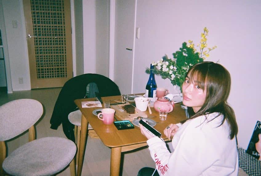 高橋有紀さんのインスタグラム写真 - (高橋有紀Instagram)「我が家でほろ酔いがかわいすぎた理央まる。 チョコの会なのについ日本酒だしちゃった。 23:59から日テレ#向かいのバズる家族 をみるためにお家待機です。毎日撮影おつかれさま！！ #おさかなゆきフィルム」4月18日 22時23分 - osakana_yuki