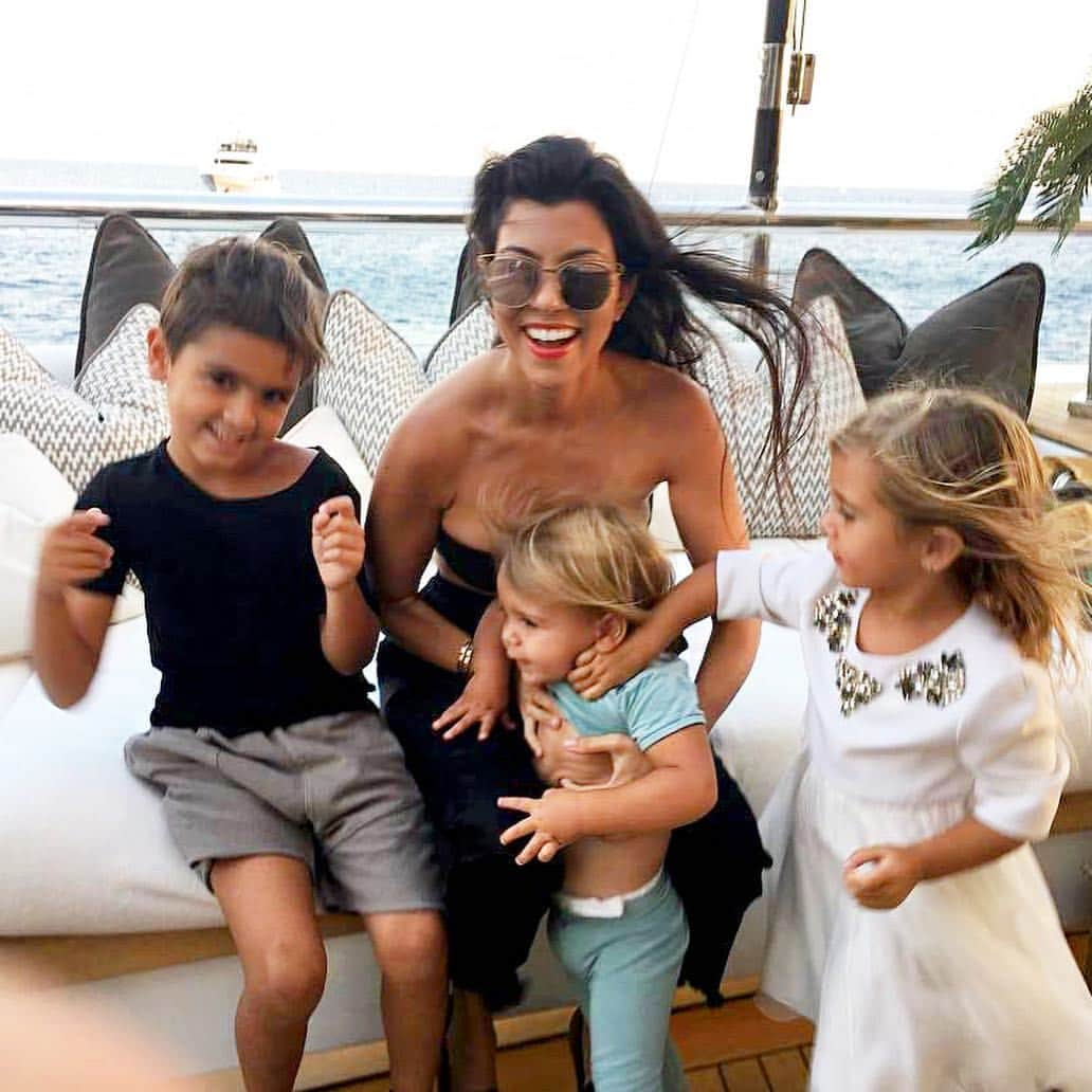 クリス・ジェンナーさんのインスタグラム写真 - (クリス・ジェンナーInstagram)「Happy Birthday Kourtney!!! I can’t believe you are 40!! I love you more than you can ever imagine...you will always be my baby. I am so blessed beyond words to be your Mommy and have you by my side in this precious life...you are my heart and I am eternally grateful for all of the memories that we cherish. I love you. Mommy xoxo @kourtneykardash #happybirthdaykourtney #love #familyiseverything #firstborn ❤️」4月18日 22時29分 - krisjenner