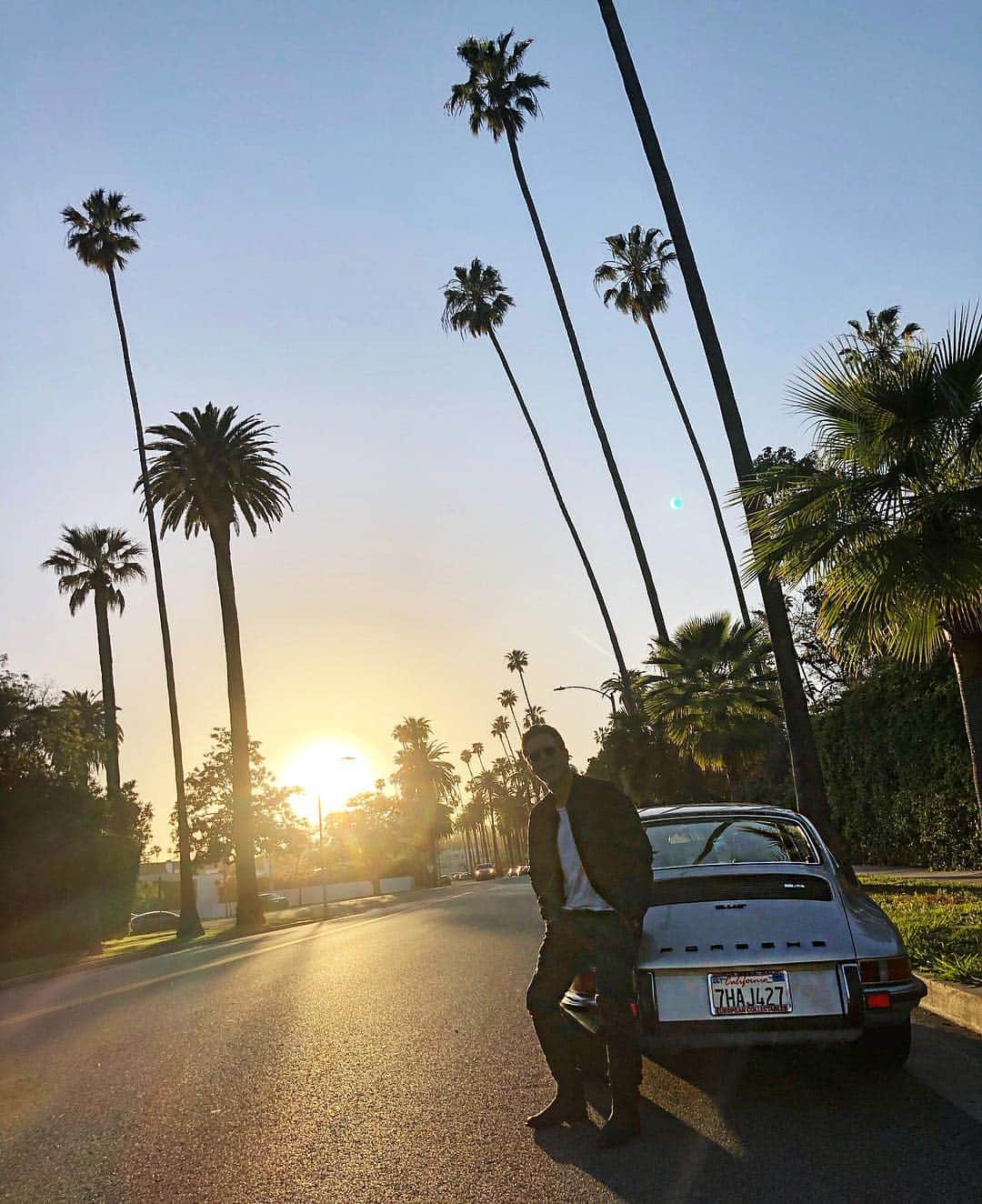 scottlippsさんのインスタグラム写真 - (scottlippsInstagram)「LA’s weather never disappoints , Happy Thursday from one of my favorite streets in #beverlyhills #sunrise #sunset #porsche」4月18日 22時29分 - scottlipps