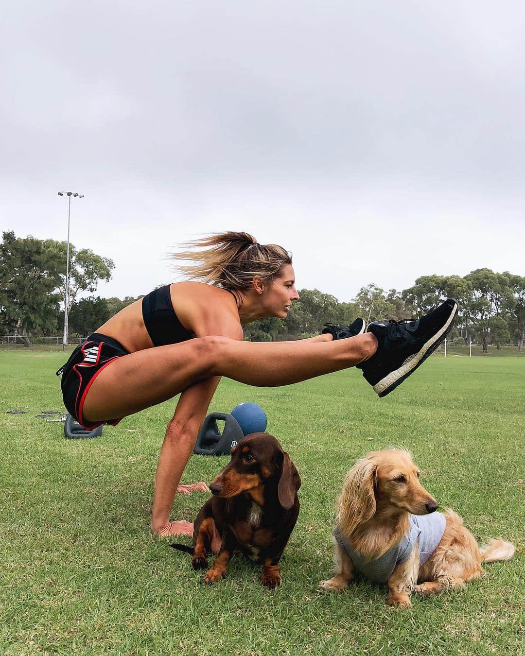 Amanda Biskさんのインスタグラム写真 - (Amanda BiskInstagram)「The best training buddies you can ask for 🐾🙌🏼 These guys are so funny...they literally don’t leave my side 🙄 If I’m training at the park, they won’t run around, unless I run around! Which means, I always have to add laps to my workouts so they get some exercise!! 😫 haha ...guess they’re just trying to keep me honest and train harder! 😜 #workoutbuddies @westcoast_weenies ab♥️x」4月18日 22時29分 - amandabisk