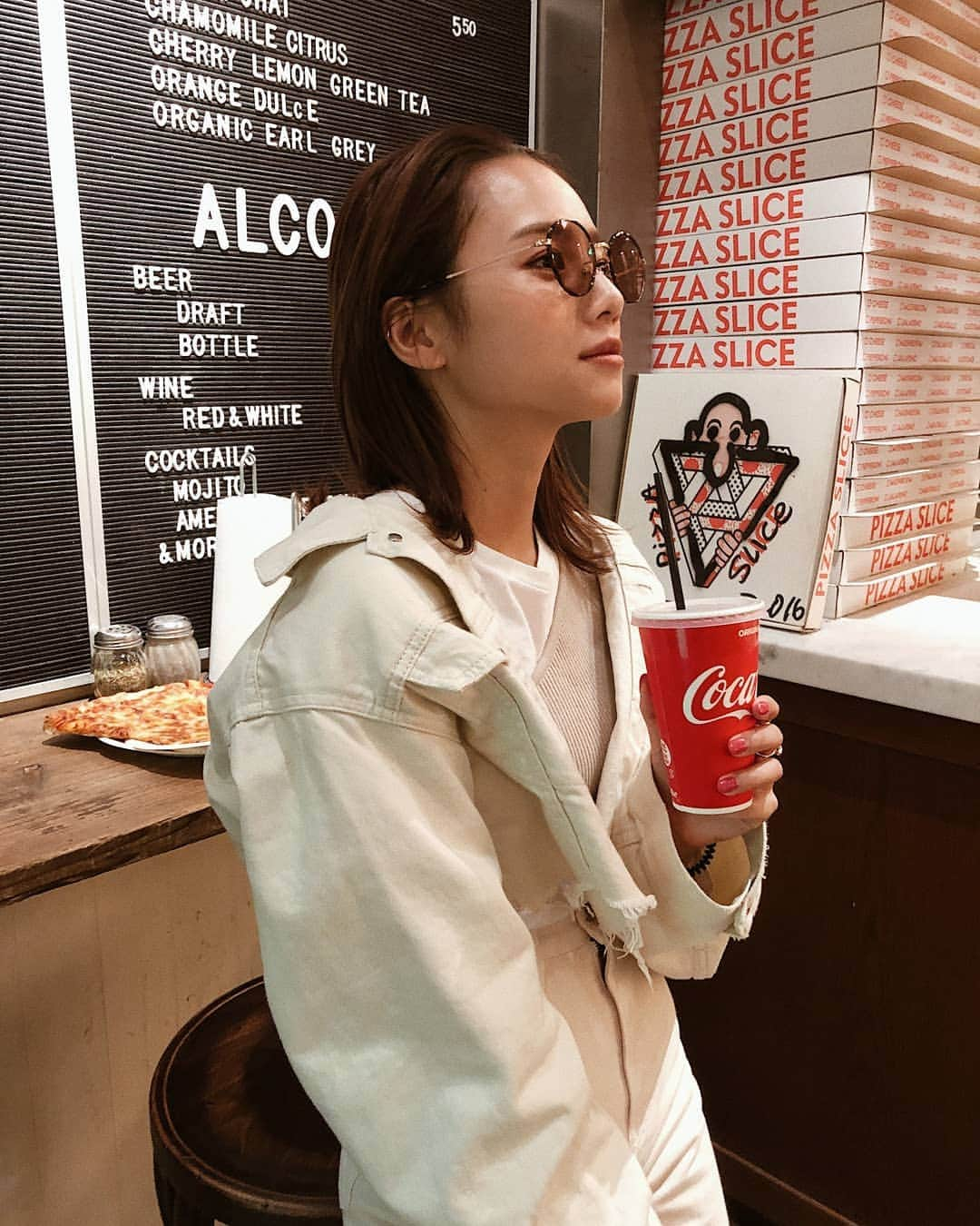 伊原葵さんのインスタグラム写真 - (伊原葵Instagram)「Pizza🍕×Coca-Cola と、見せかけてジンジャエールでしたー😘 ジンジャエールがやめれない ペパロニラブ❤️何が好き？🍕 . . この日のコーデお気に入り♡ また全身もアップしよ～ カラーサングラスの優秀さに 気づいて最近毎日かけてるぅ～っ🕶️ . . #pizzaslice #pizza #aocode #lunch」4月18日 22時30分 - aoi186