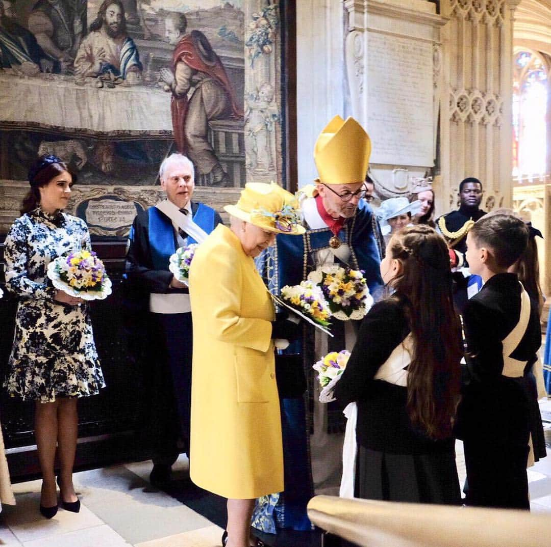 ロイヤル・ファミリーさんのインスタグラム写真 - (ロイヤル・ファミリーInstagram)「Today, The Queen attended Royal Maundy Service at St George’s Chapel. Royal Maundy is one of the most ancient ceremonies retained in the Church of England. Monarchs including Elizabeth I have taken part in the custom, which falls on the Thursday before Easter and commemorates the Maundy and Last Supper of Jesus Christ with the Apostles. Accompanied by her granddaughter @princesseugenie, The Queen commemorates Maundy by offering 'alms' to retired pensioners, who have been recommended by clergy and ministers of all denominations, in recognition of their service to the church and to the local community. #RoyalMaundy 📷 1 & 3 PA Images」4月18日 22時40分 - theroyalfamily