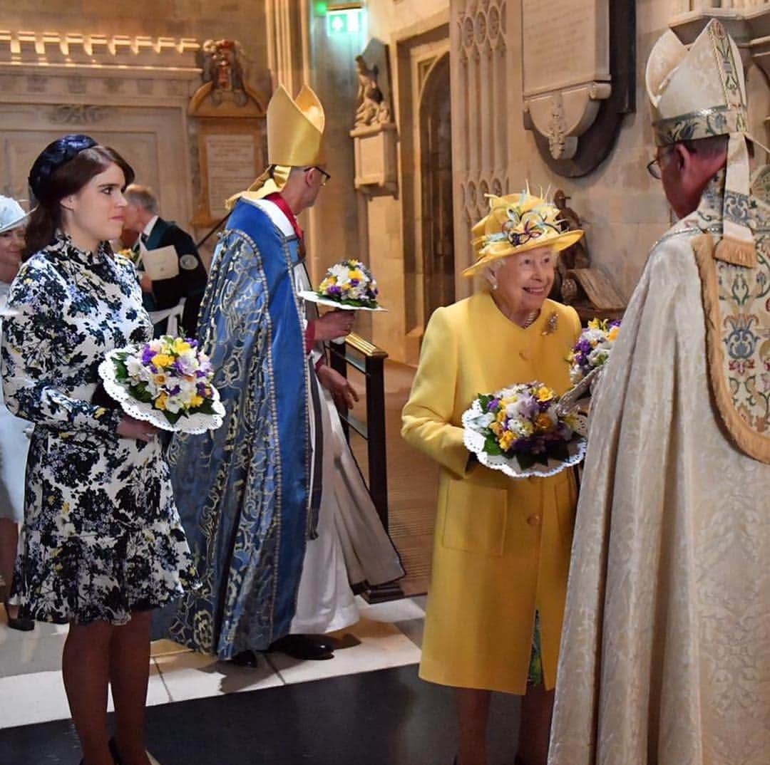 ロイヤル・ファミリーさんのインスタグラム写真 - (ロイヤル・ファミリーInstagram)「Today, The Queen attended Royal Maundy Service at St George’s Chapel. Royal Maundy is one of the most ancient ceremonies retained in the Church of England. Monarchs including Elizabeth I have taken part in the custom, which falls on the Thursday before Easter and commemorates the Maundy and Last Supper of Jesus Christ with the Apostles. Accompanied by her granddaughter @princesseugenie, The Queen commemorates Maundy by offering 'alms' to retired pensioners, who have been recommended by clergy and ministers of all denominations, in recognition of their service to the church and to the local community. #RoyalMaundy 📷 1 & 3 PA Images」4月18日 22時40分 - theroyalfamily