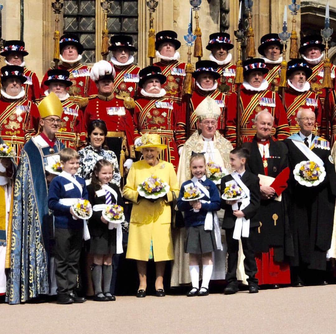 ロイヤル・ファミリーさんのインスタグラム写真 - (ロイヤル・ファミリーInstagram)「Today, The Queen attended Royal Maundy Service at St George’s Chapel. Royal Maundy is one of the most ancient ceremonies retained in the Church of England. Monarchs including Elizabeth I have taken part in the custom, which falls on the Thursday before Easter and commemorates the Maundy and Last Supper of Jesus Christ with the Apostles. Accompanied by her granddaughter @princesseugenie, The Queen commemorates Maundy by offering 'alms' to retired pensioners, who have been recommended by clergy and ministers of all denominations, in recognition of their service to the church and to the local community. #RoyalMaundy 📷 1 & 3 PA Images」4月18日 22時40分 - theroyalfamily