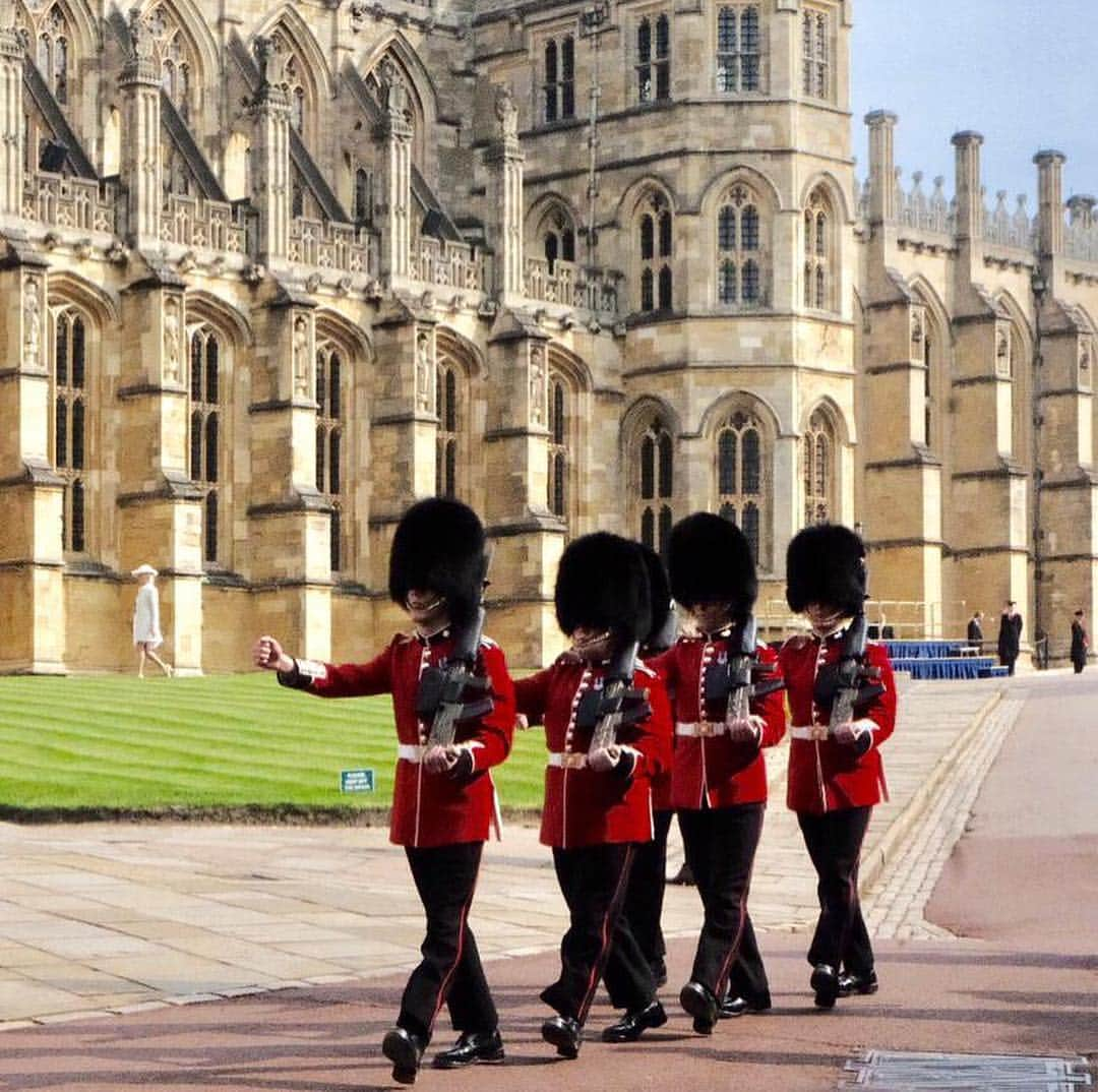 ロイヤル・ファミリーさんのインスタグラム写真 - (ロイヤル・ファミリーInstagram)「Today, The Queen attended Royal Maundy Service at St George’s Chapel. Royal Maundy is one of the most ancient ceremonies retained in the Church of England. Monarchs including Elizabeth I have taken part in the custom, which falls on the Thursday before Easter and commemorates the Maundy and Last Supper of Jesus Christ with the Apostles. Accompanied by her granddaughter @princesseugenie, The Queen commemorates Maundy by offering 'alms' to retired pensioners, who have been recommended by clergy and ministers of all denominations, in recognition of their service to the church and to the local community. #RoyalMaundy 📷 1 & 3 PA Images」4月18日 22時40分 - theroyalfamily