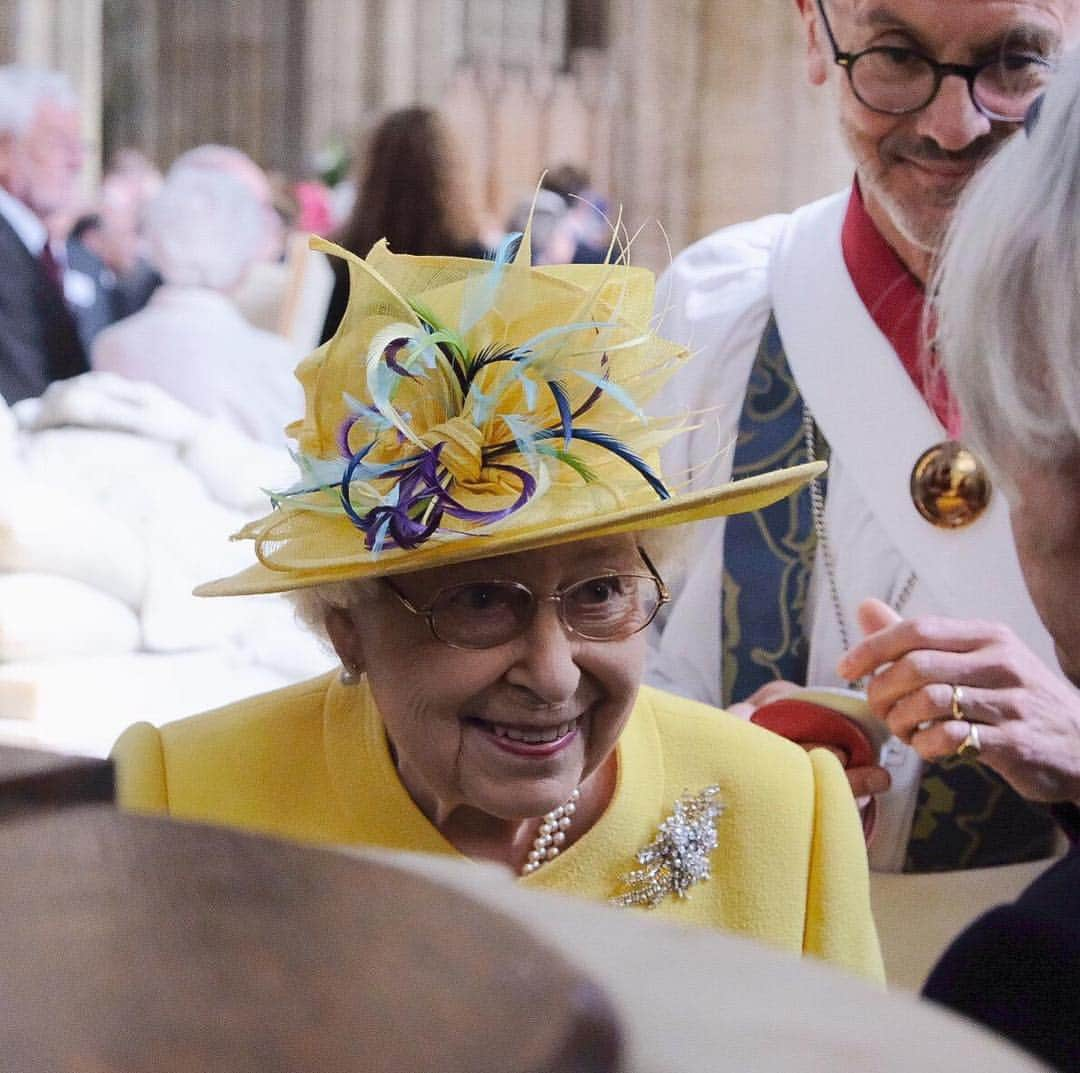 ロイヤル・ファミリーさんのインスタグラム写真 - (ロイヤル・ファミリーInstagram)「Today, The Queen attended Royal Maundy Service at St George’s Chapel. Royal Maundy is one of the most ancient ceremonies retained in the Church of England. Monarchs including Elizabeth I have taken part in the custom, which falls on the Thursday before Easter and commemorates the Maundy and Last Supper of Jesus Christ with the Apostles. Accompanied by her granddaughter @princesseugenie, The Queen commemorates Maundy by offering 'alms' to retired pensioners, who have been recommended by clergy and ministers of all denominations, in recognition of their service to the church and to the local community. #RoyalMaundy 📷 1 & 3 PA Images」4月18日 22時40分 - theroyalfamily