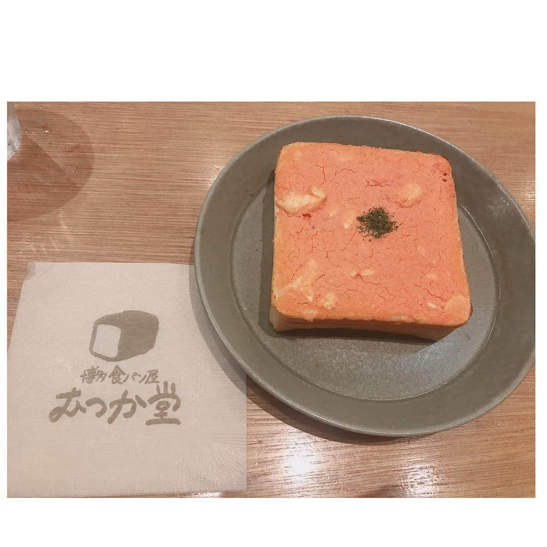 馬場彩華さんのインスタグラム写真 - (馬場彩華Instagram)「🍞❤️🧡🍞 . 博多駅にある#むつか堂 に行ってきました🍞 . さやかは#博多明太子トースト  悩んで悩んで悩んだ結果✌️ . ほんとにどれも美味しそうで今回諦めたのはまた今度食べに行きたいな🤤 いや、絶対行くと思う笑 . , 食パンがふわっふわで明太子がピリッとしてて美味しかった😋 . . #むつか堂 #福岡カフェ #博多カフェ #パン屋 #食パン #美味しい #🍞 #😋」4月18日 22時32分 - s2yklo