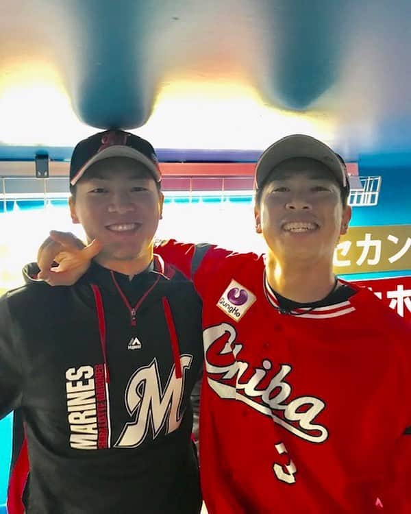 千葉ロッテマリーンズさんのインスタグラム写真 - (千葉ロッテマリーンズInstagram)「本日のヒーロー。角中選手は背伸びをしています #千葉ロッテマリーンズ #chibalotte #ZOZOマリンスタジアム #二木康太 #2勝目 #角中勝也 #タイムリー #✌️」4月18日 22時33分 - chibalotte