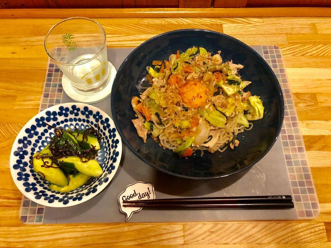 宮川杏奈さんのインスタグラム写真 - (宮川杏奈Instagram)「#パーソナルトレーナーの食事 #低糖質トレーナー . 今夜は旦那氏のリクエストにお応えして 焼きうどんを作りました👍🏽 (2枚目が旦那氏の焼きうどんです) 生卵嫌いなので見栄えが悪い。笑 . 私も便乗して焼きうどん‼️ と言いたい所ですが糸こんにゃくで 偽の焼きうどんを作成😂💦 味付けは#からだシフト の麺つゆとごま油 低糖質のだし醤油です‼️ . これが我ながら天晴れでした💯💯💯 . #上越YG #パーソナルトレーナー #筋肉女子 #トレーニング女子 #ケトジェニックライフ #ケトジェニックダイエット #ボディメイク #フィットネス #ダイエット #トレーニング #ワークアウト #低糖質高タンパク #低糖質ダイエット #ローカーボ #ロカボ食品 #ロカボ #低糖質ごはん #糖質オフ #パーソナルトレーナーの生活 #トレーニングジム #パーソナルトレーニング #プライベートジム #パーソナルトレーニングジム #ビーチバレー選手 #バレーボール選手 #低糖質レシピ」4月18日 22時33分 - an1221na