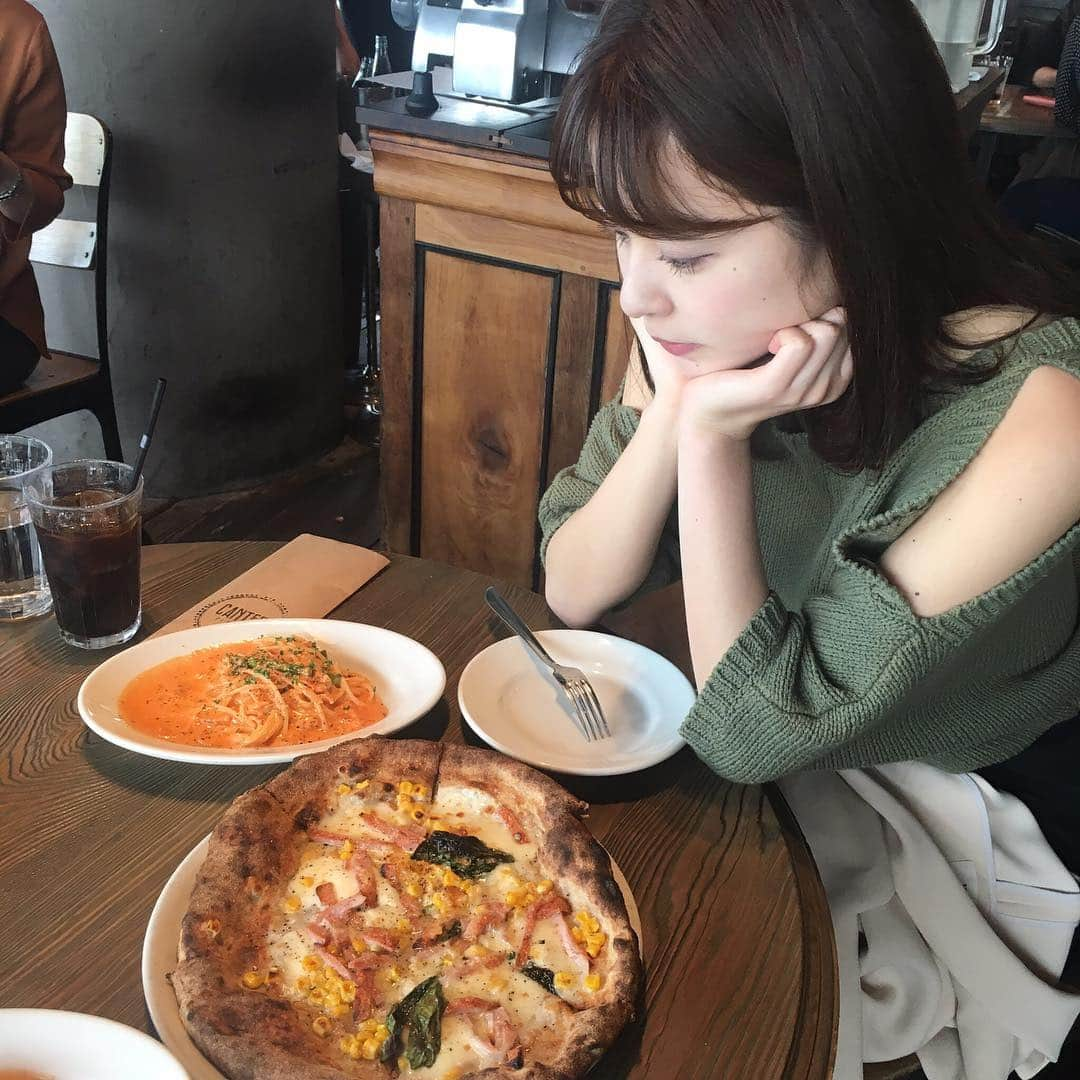 沖田愛加さんのインスタグラム写真 - (沖田愛加Instagram)「この前2年ぶりくらいにピザ食べました🙂 . 私の通ってるパーソナルジムが 月会員のプランを導入して1ヶ月3万円で通えるようになりました！☺️❤︎ . もし気になる方がいたら是非体験に来てください💕 #カンテラ#ピザ#表参道 #友達とシェアしました」4月18日 22時36分 - okita_aika