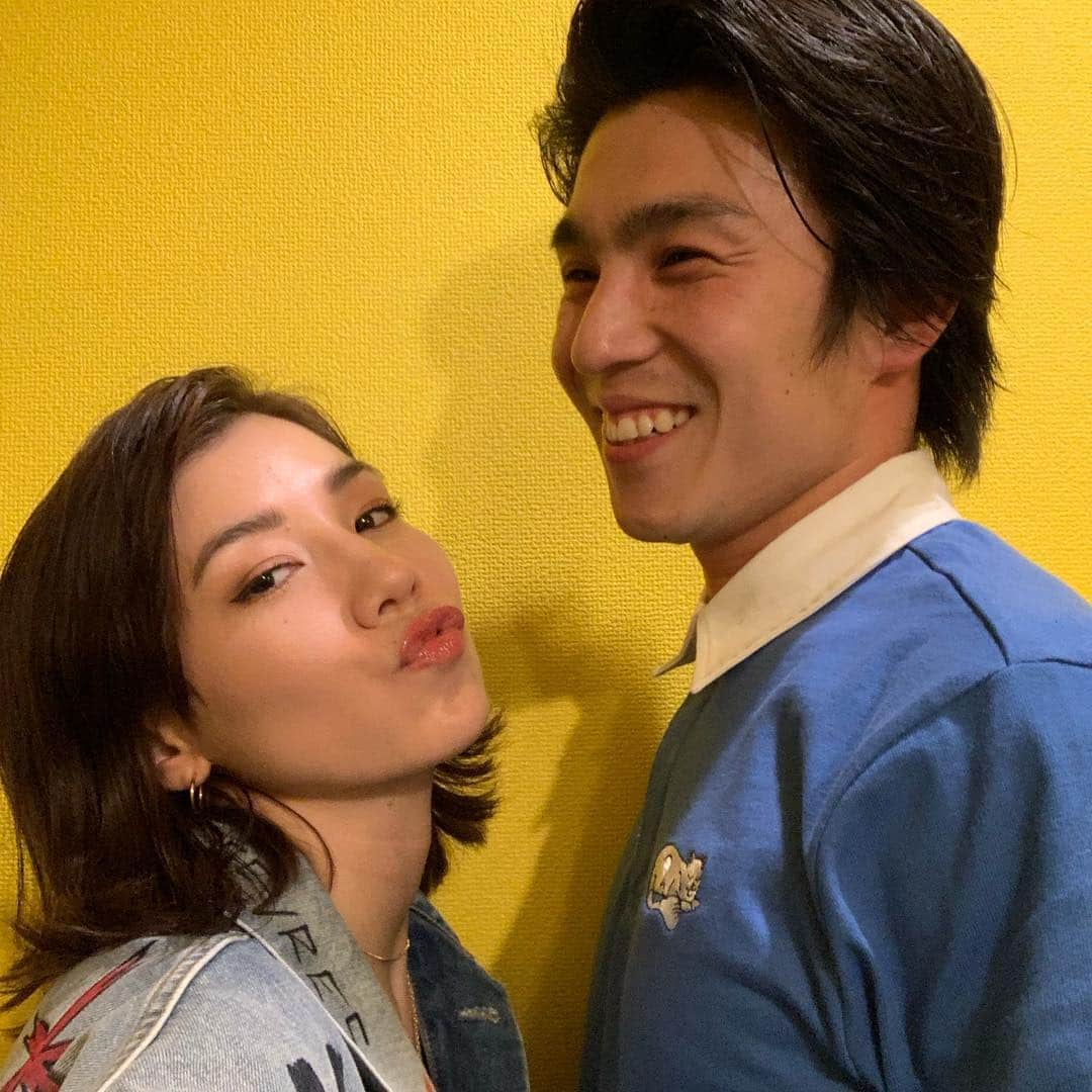 仲里依紗さんのインスタグラム写真 - (仲里依紗Instagram)「キツネさんは いつも記念日に手紙くれるんだな💓嬉しくて涙が出てしまう💓🥺💓 キツネさんは連絡もマメだし優しいし子供のお友達にも大人気だし太っ腹で美味しいご飯たくさん食べさせてくれるけどスーパーせっかちで毎日時間ない時間ないってすごしてるし話は100倍盛るし相変わらず靴下は脱ぎっぱなしでその辺は成長しないけど本当に本当に素敵な人❤️👌🔥 でも写真撮るのは恥ずかしいしふざけてしまうのは死ぬまでそうなんだろうな〜🦊✏️☺️💓笑」4月18日 22時37分 - riisa1018naka