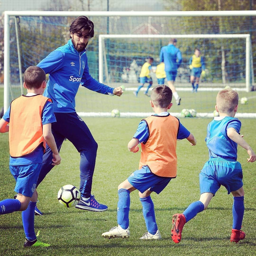 プレミアリーグさんのインスタグラム写真 - (プレミアリーグInstagram)「🗣 MAN ON!  Toffees present and future train together during @everton Academy Day  #PremierLeague @aftgomes21 #efc」4月18日 22時37分 - premierleague