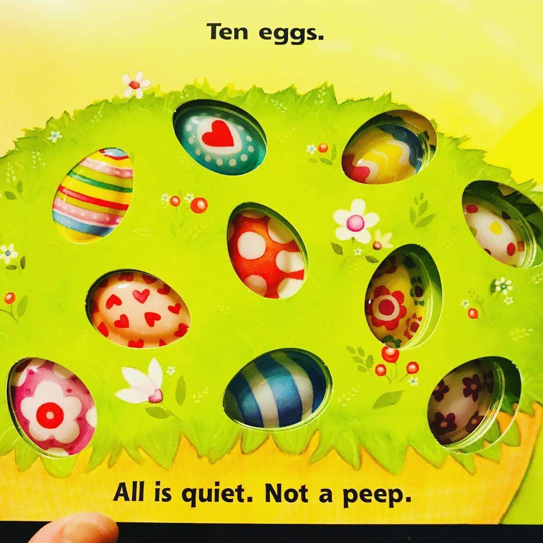 海保知里さんのインスタグラム写真 - (海保知里Instagram)「4/21日がイースターということで子供達とイースター絵本を読みました。プラスチックな🥚をタッチできる。仕掛け絵本📙ラブ💕 #easteregg  #easterbooks  #teneastereggs  #英語絵本 #海保知里 #イースター #イースターエッグ  Story time! We read “Ten Easter Eggs”. It’s easy to read and love how you can touch and feel the eggs.  #seethemhatch」4月18日 22時39分 - chisato_kaiho