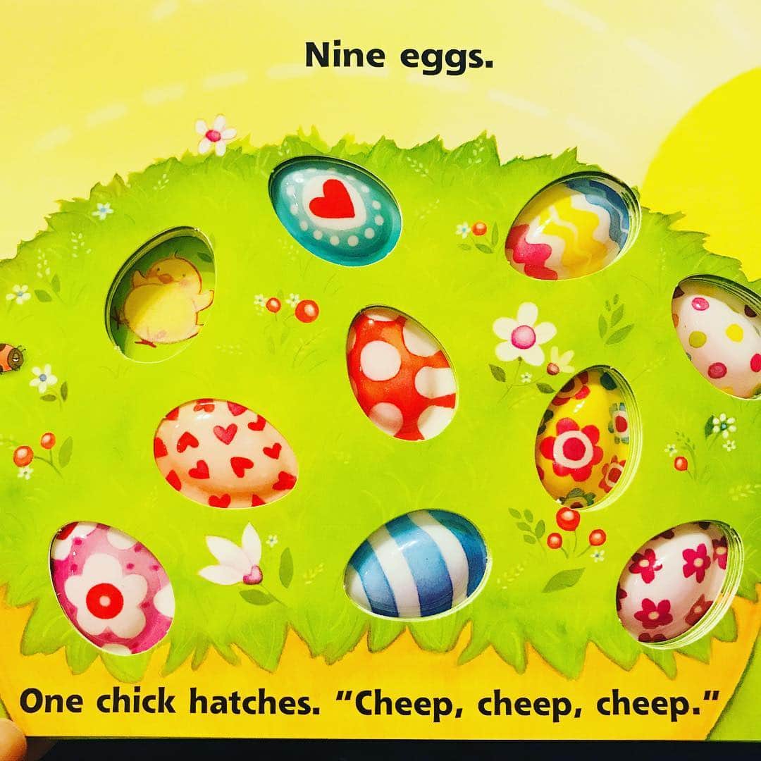 海保知里さんのインスタグラム写真 - (海保知里Instagram)「4/21日がイースターということで子供達とイースター絵本を読みました。プラスチックな🥚をタッチできる。仕掛け絵本📙ラブ💕 #easteregg  #easterbooks  #teneastereggs  #英語絵本 #海保知里 #イースター #イースターエッグ  Story time! We read “Ten Easter Eggs”. It’s easy to read and love how you can touch and feel the eggs.  #seethemhatch」4月18日 22時39分 - chisato_kaiho