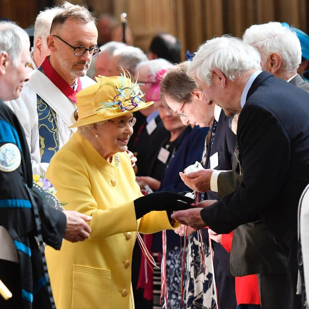 ロイヤル・ファミリーさんのインスタグラム写真 - (ロイヤル・ファミリーInstagram)「During the service, The Queen handed out Maundy Money to 93 men and 93 women – which celebrates The Queen's 93 years! The Queen will turn 93 on Sunday. People have come from all across the UK and have been nominated for their work in the community.  This year The Maundy Money included a £5 coin, commemorating the 200th anniversary of the birth of Queen Victoria. The Nosegays were made up of daffodils, primroses, stocks, purple statice, freesias, rosemary, thyme and ivy. Children from local schools were invited to help assist with The Queen at The Royal Maundy service, which always takes place on the Thursday before Easter. #RoyalMaundy」4月18日 22時49分 - theroyalfamily