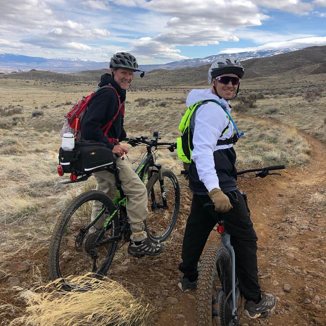 ジェイコブ・ダルトンのインスタグラム：「Happy birthday to the guy I look up to and strive to be like... my Dad! Looking forward to more adventures in the mountains! Love you dad 🤘🏼 @tdalton007」