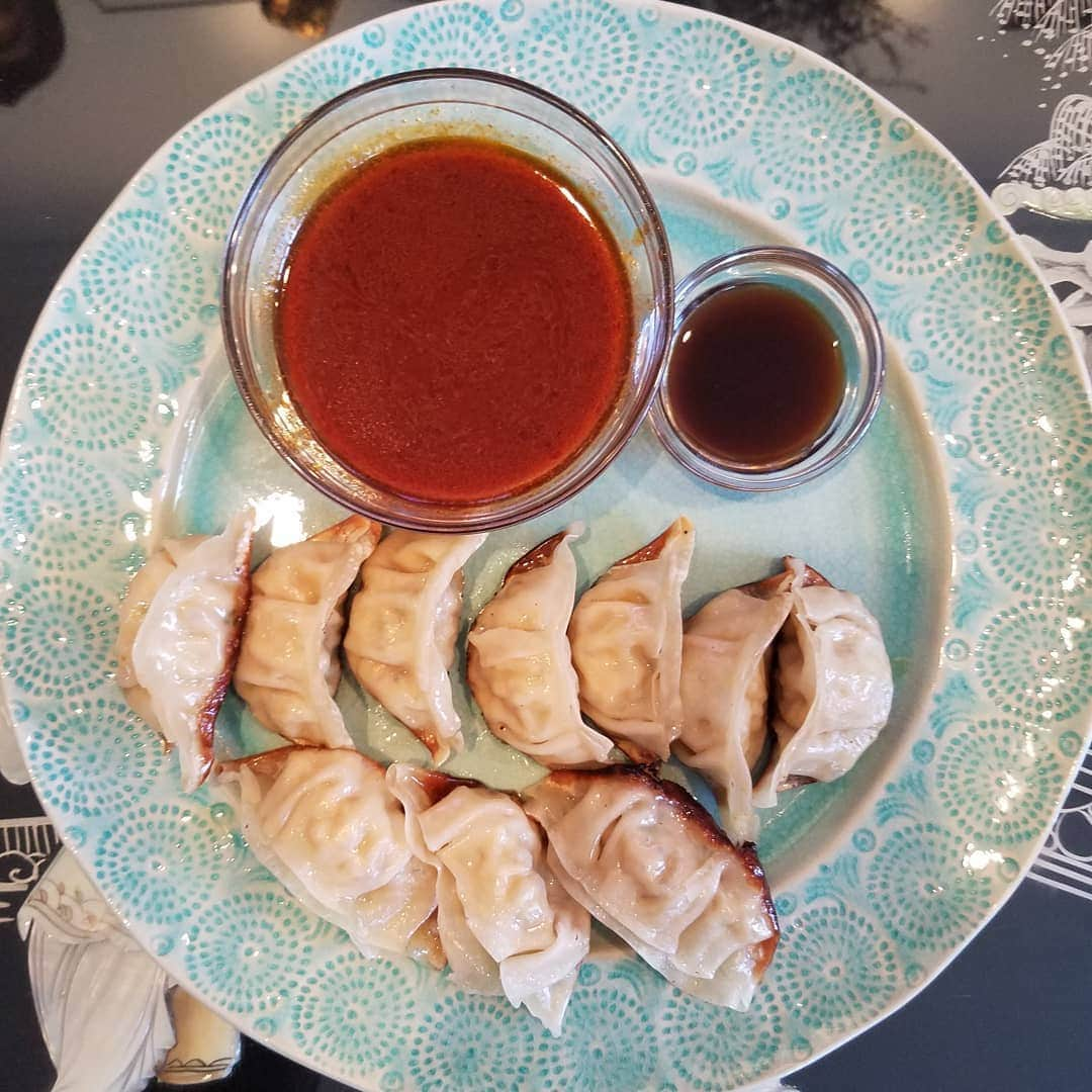 ガソリングラマーさんのインスタグラム写真 - (ガソリングラマーInstagram)「VEGAN POT STICKERS + HOT COCONUT AMINOS SAUCE #GASOLINEKITCHEN ADVENTURES  @anniechunsinc #potstickers 🥟🥟via @mylkguys  @lahttsauce #hotspicy #chilioilsauce #hotsauce 🌶🌶🌶🍄🍄🍄 @coconutsecretofficial #coconutaminos 🥥🥥🥥 @latourangelleartisanoils #avocadooil 🥑🥑🥑 #vegan #vegansofIG #eatplants #eatvegan #vegansofinstagram #plantbased #veganfood #instavegan #whatveganseat #vegansnacks #veganfood #anniechuns #mylkguys  #lahttsauce  #coconutsecret  @gasolineglamour  #GASOLINEGLAMOUR」4月18日 22時46分 - gasolineglamour