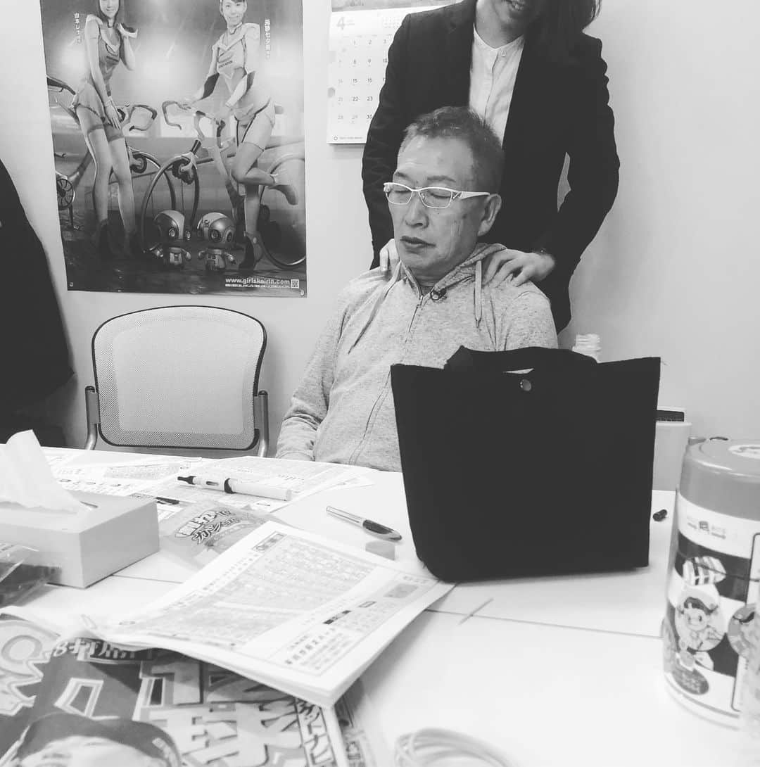 玉袋筋太郎さんのインスタグラム写真 - (玉袋筋太郎Instagram)「同伴した女性に肩を揉ませ王様気分！」4月18日 22時47分 - sunatamaradon