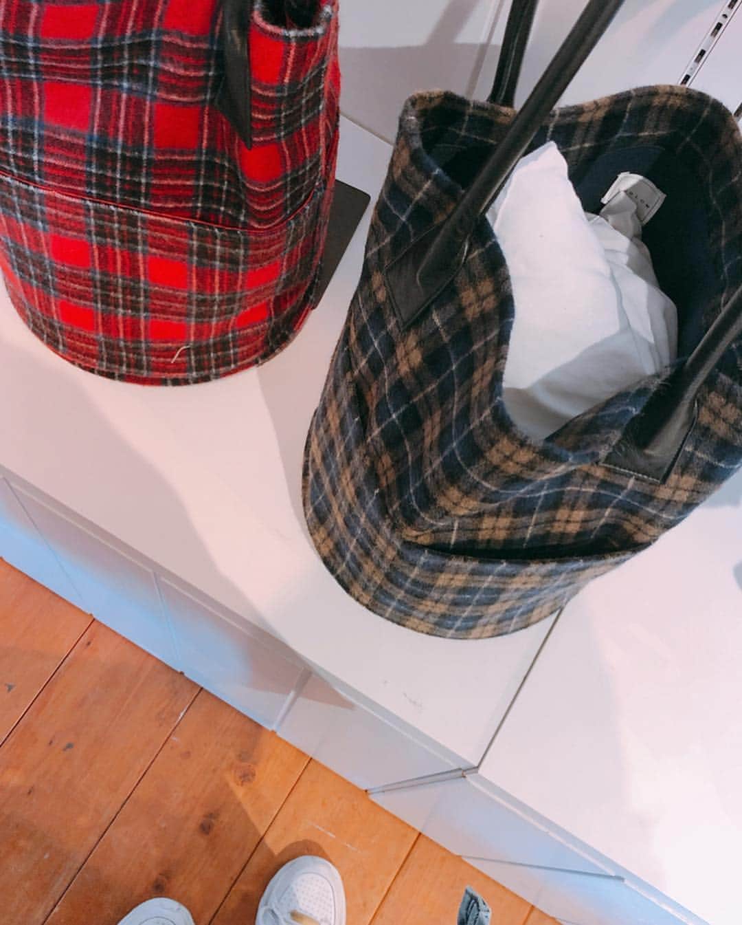 カオルコさんのインスタグラム写真 - (カオルコInstagram)「秋冬への楽しみできたよ☻➹♥︎ いくつか決まり♪♪♪ .  #ludlow #fashion #bag #accessories #loveit #coordinate #tokyo #秋冬 #maisonmargiela #seya #selfie #私これにしました」4月18日 22時57分 - ka_ruk_