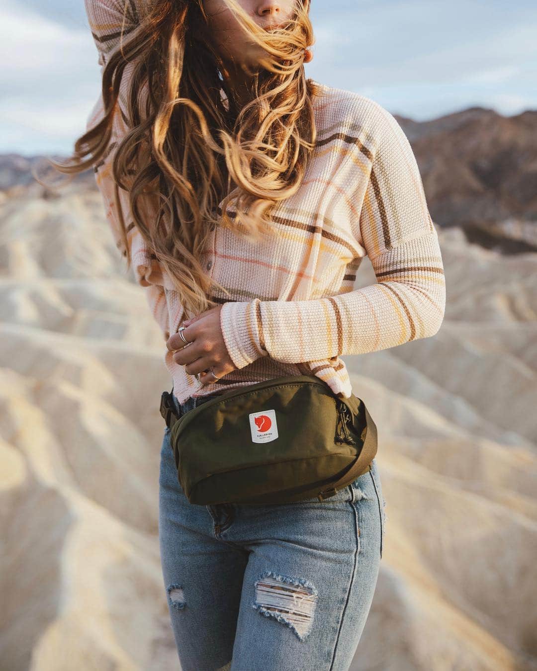 Urban Outfittersさんのインスタグラム写真 - (Urban OutfittersInstagram)「Yes to all of this: we’re having a moment in Death Valley with @alexandr_ford wearing the latest from @fjallraven_na. #UOonYou」4月18日 22時57分 - urbanoutfitters