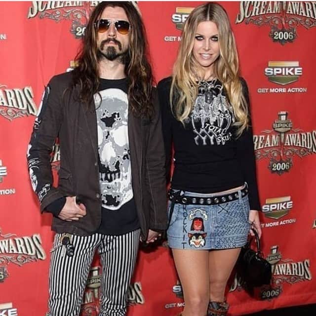 ロブ・ゾンビのインスタグラム：「The Zombies step out at the 2006 Scream Awards. I think we had just finished The Devil's Rejects. That was a really fun awards show. A show celebrating horror? Who'd have thought it? Too bad it's history. #robzombie #sherimoonzombie #screamawards2016 #thedevilsrejects」