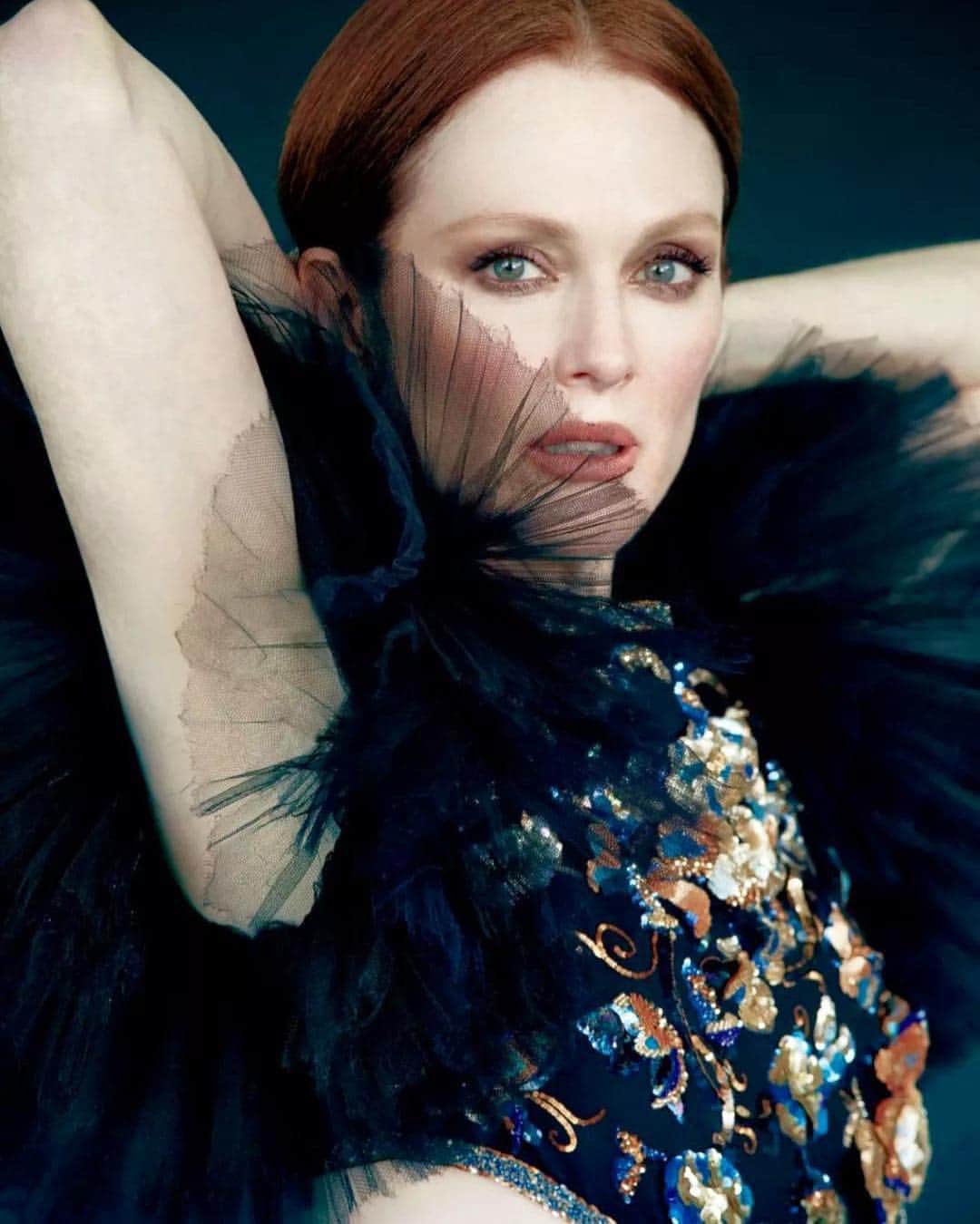 Hung Vanngoさんのインスタグラム写真 - (Hung VanngoInstagram)「@JulianneMoore in @chanelofficial on the latest coverstory of @NumeroChina 💚. 📷 @erikmadiganheck 👗 @timothylimothy 💅🏻 #makisakamoto 💇 @marcusrfrancis 💄 @hungvanngo」4月18日 22時50分 - hungvanngo