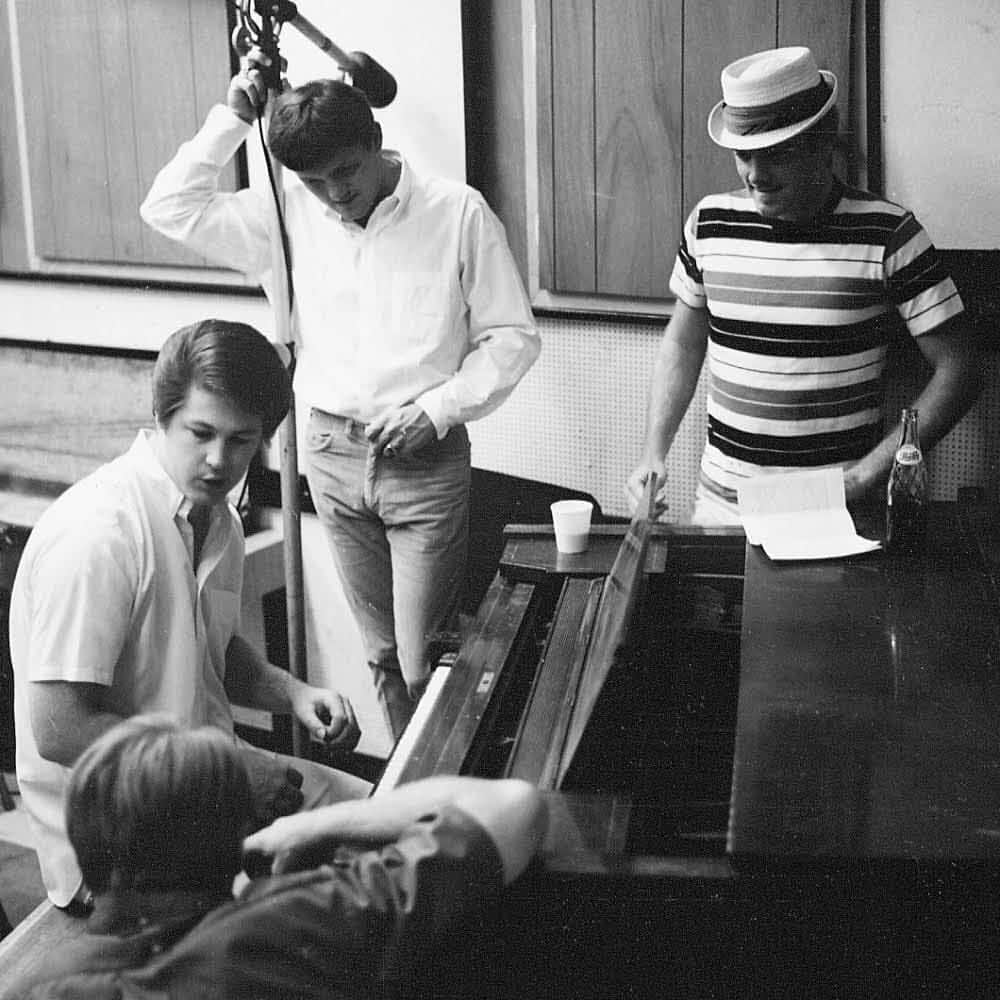 ブライアン・ウィルソンさんのインスタグラム写真 - (ブライアン・ウィルソンInstagram)「1965: Brian working out an arrangement with the ‘Boys. #1965 #thebeachboys #recordingstudio」4月18日 22時55分 - brianwilsonlive