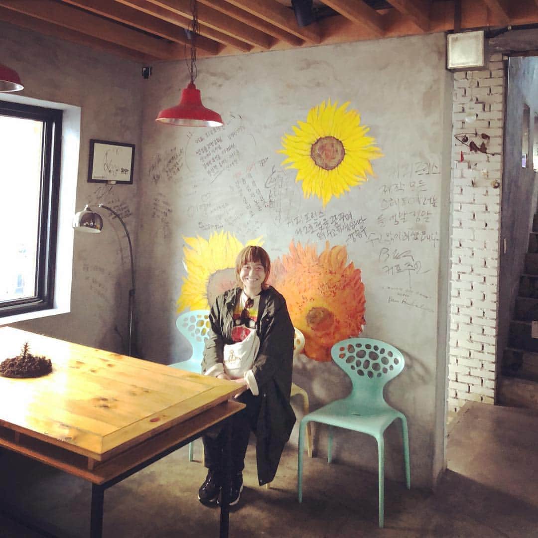 和田美枝さんのインスタグラム写真 - (和田美枝Instagram)「☕️🌻☕️🌻☕️🌻 #コーヒープリンス1号店 #Korea #カイガイイロイロイキタイ #旅」4月18日 22時56分 - miewada